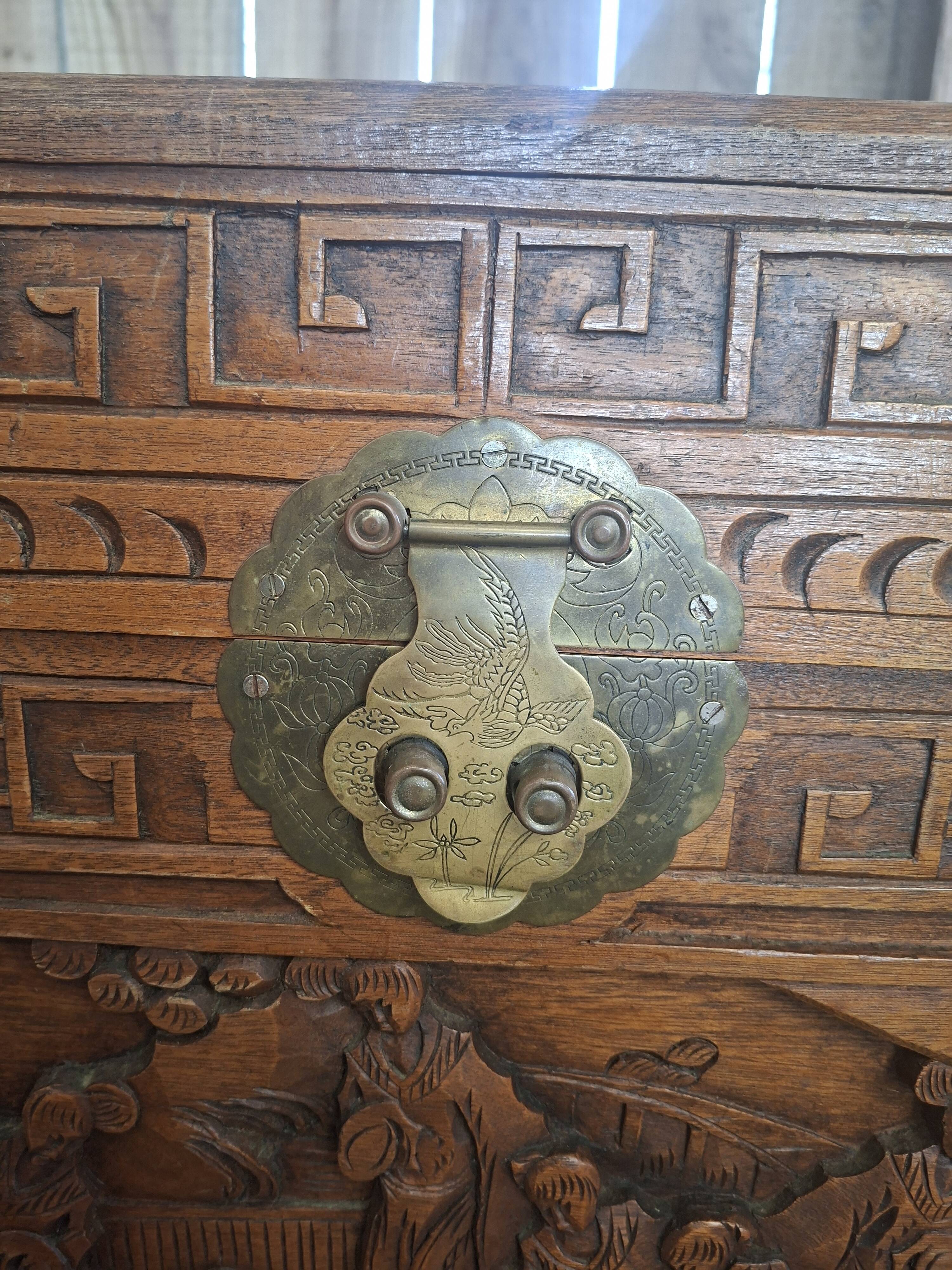 Asian chest from the 20th century made of camphor wood (omb)