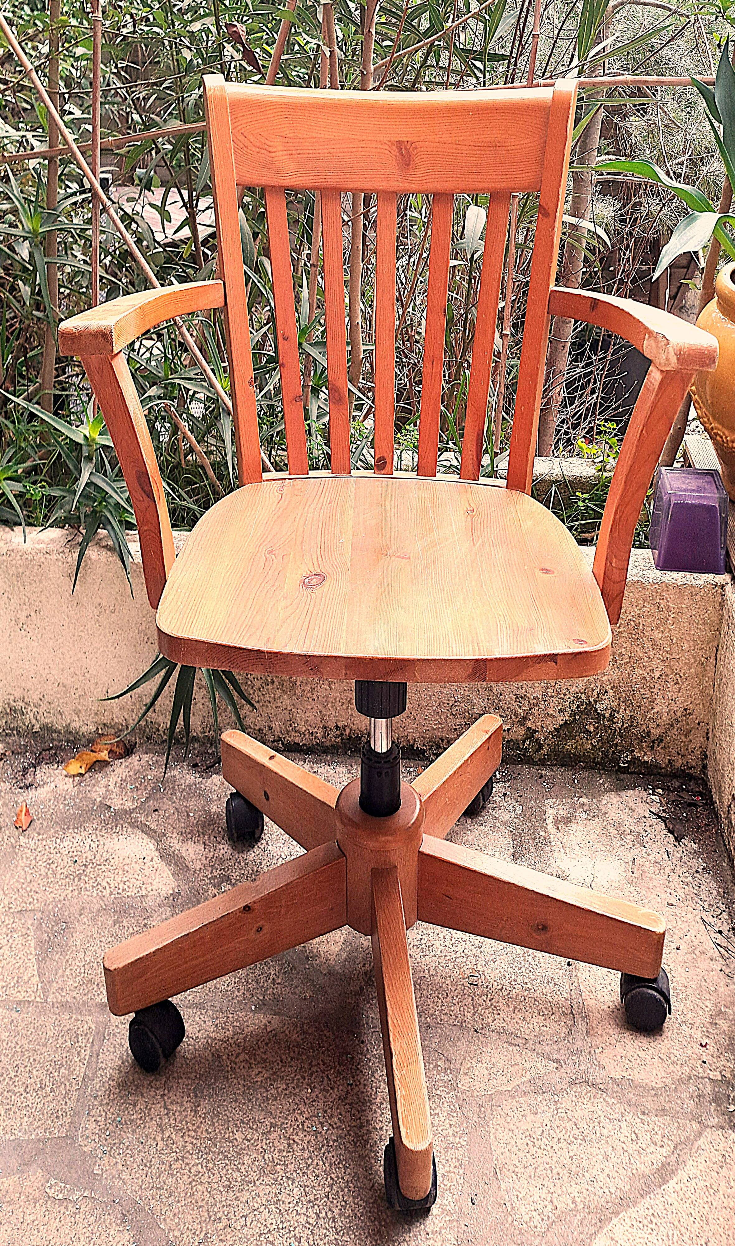 Adjustable office chair in light varnished wood from 1980. Chair sold individually.