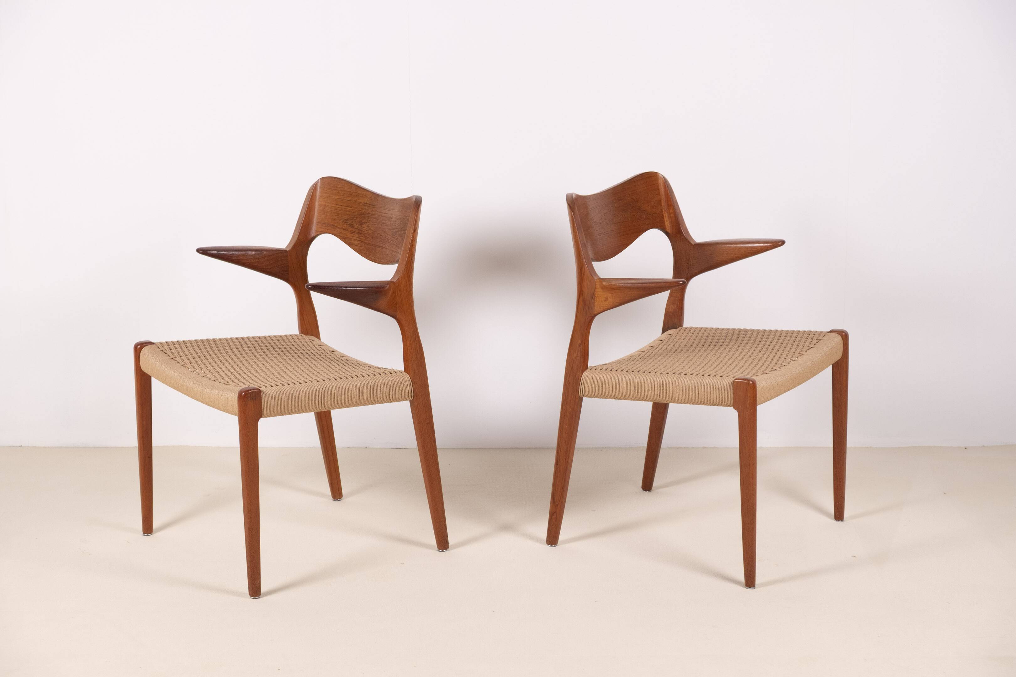 2x Niels O. Møller Modèle 55 en teck, années 1950, Danemark