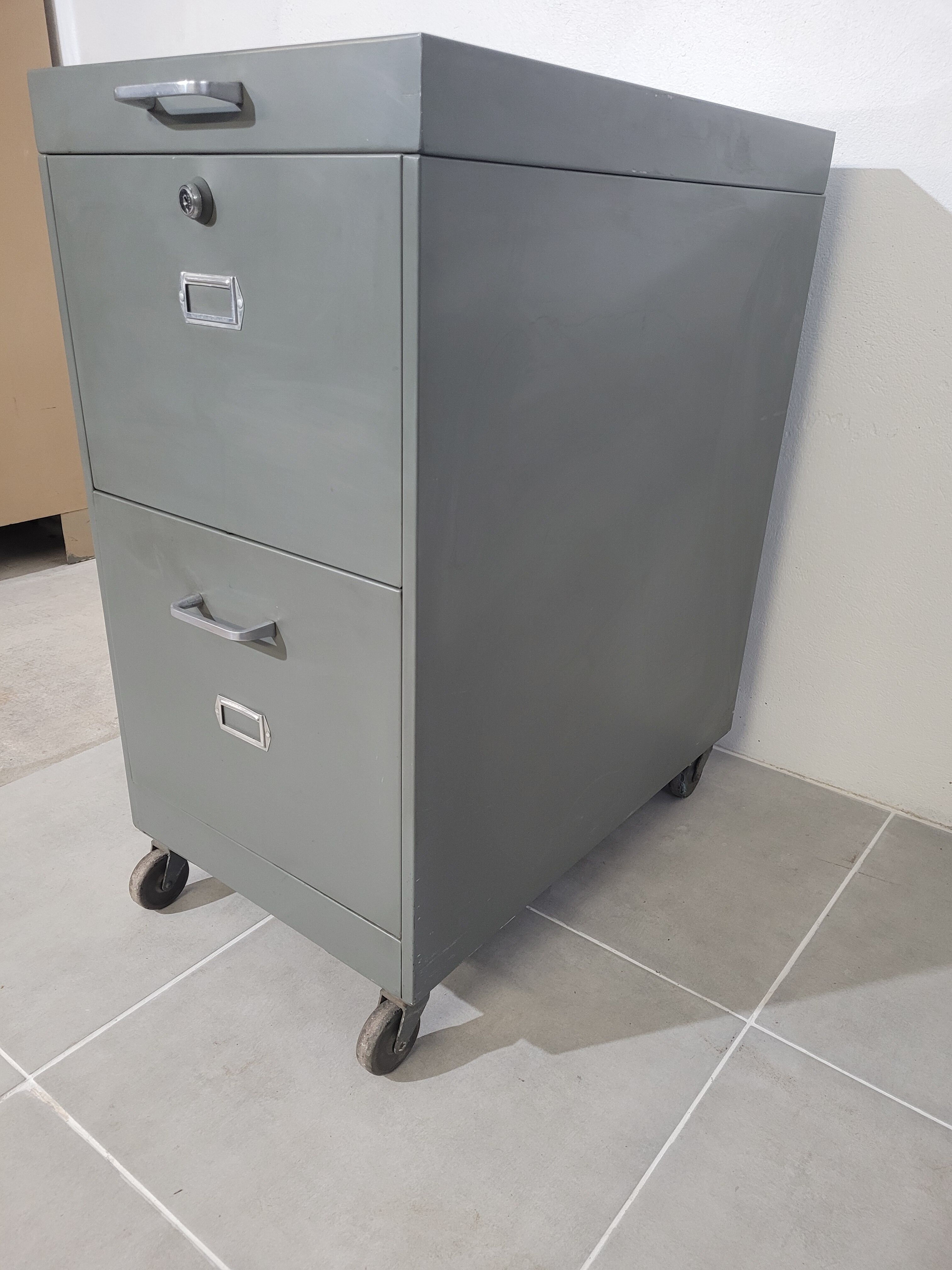Industrial locker on wheels for hanging backrests