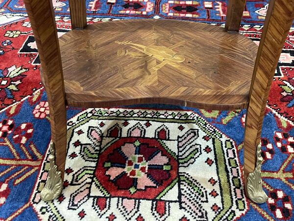 Table d'appoint à 3 tiroirs en bois de rose et chêne, travail des années 70 de style Louis XV