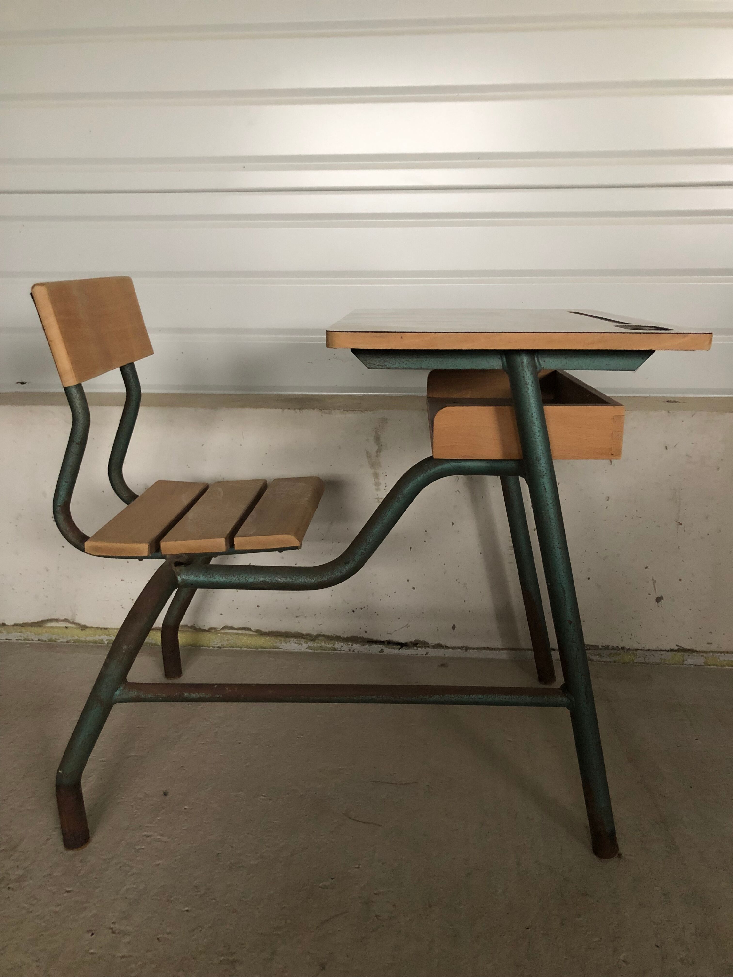 Bureau d’écolier ancien pour enfant en formica