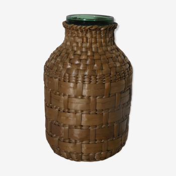 Pot in straw dress