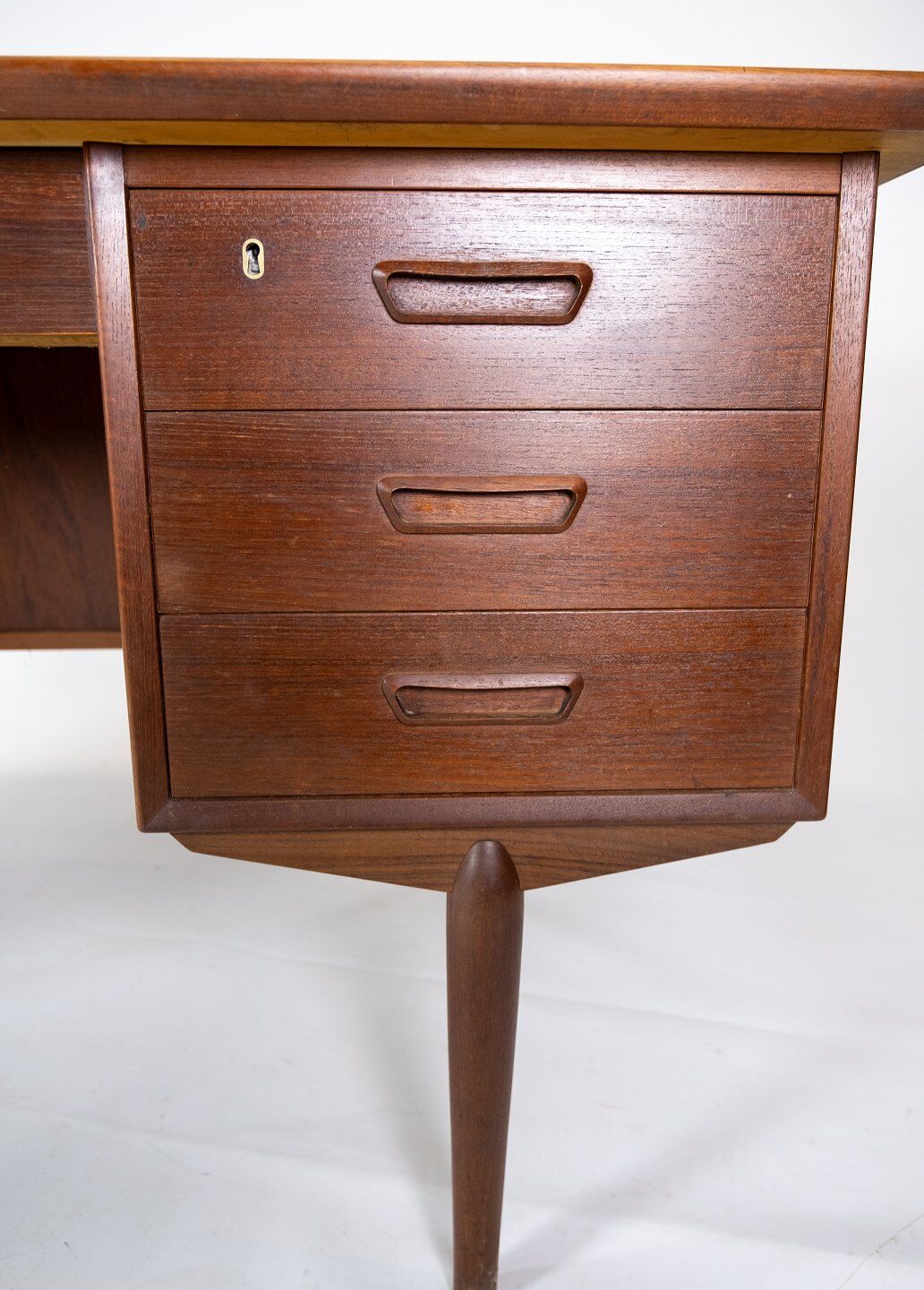 Desk in teak of danish design from the 1960s