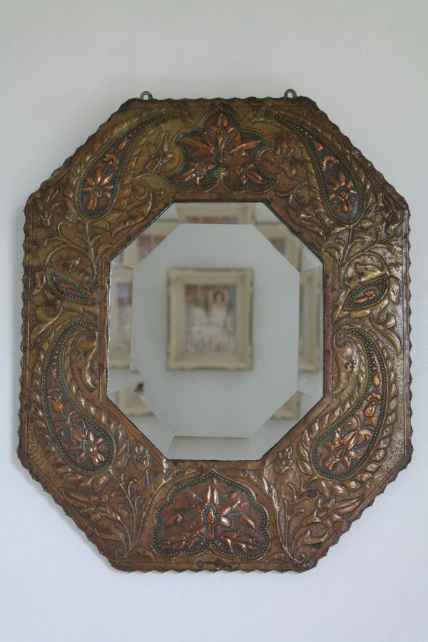Miroir artisanal biseauté en cuivre repoussé ancien - 54x45cm