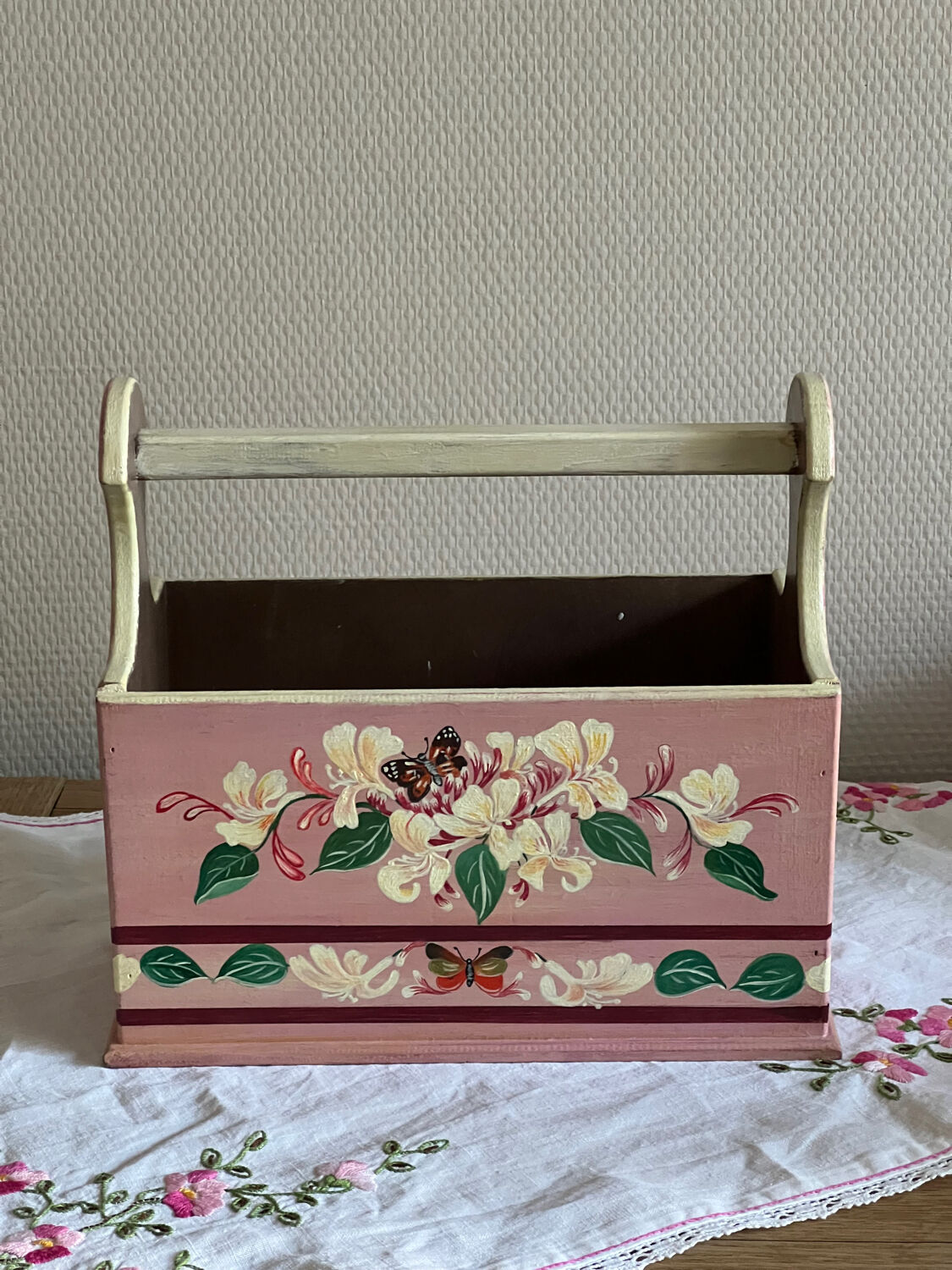 Hand-painted wooden basket – vintage charm and folk authenticity