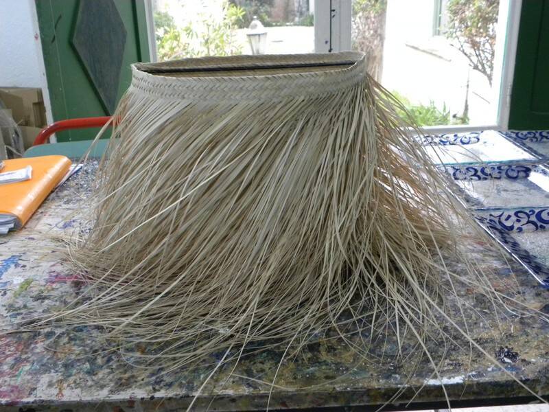 Wall lamp in natural fibres, woven straw with fringes.