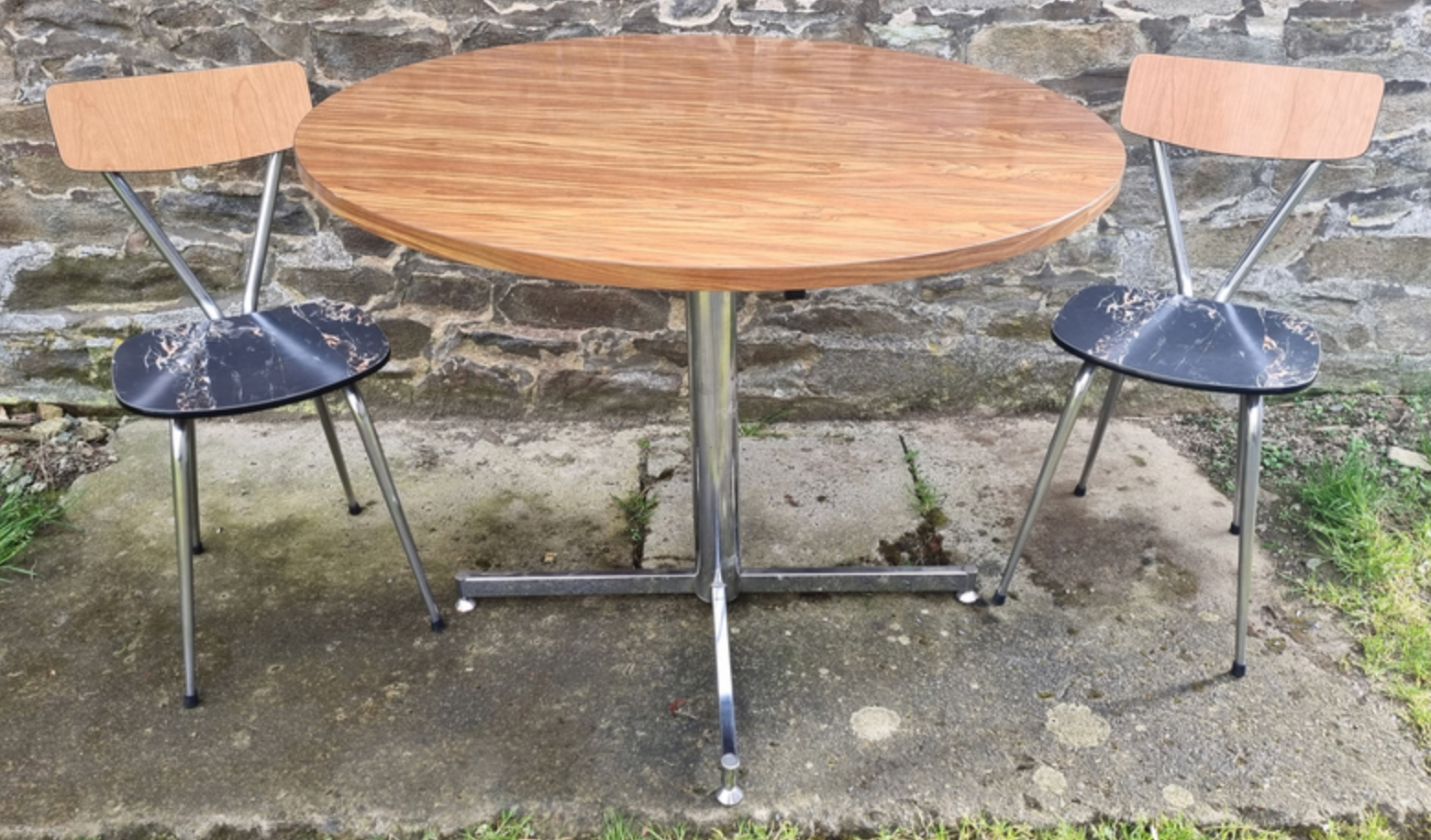 Round table Formica imitation wood and its two chairs