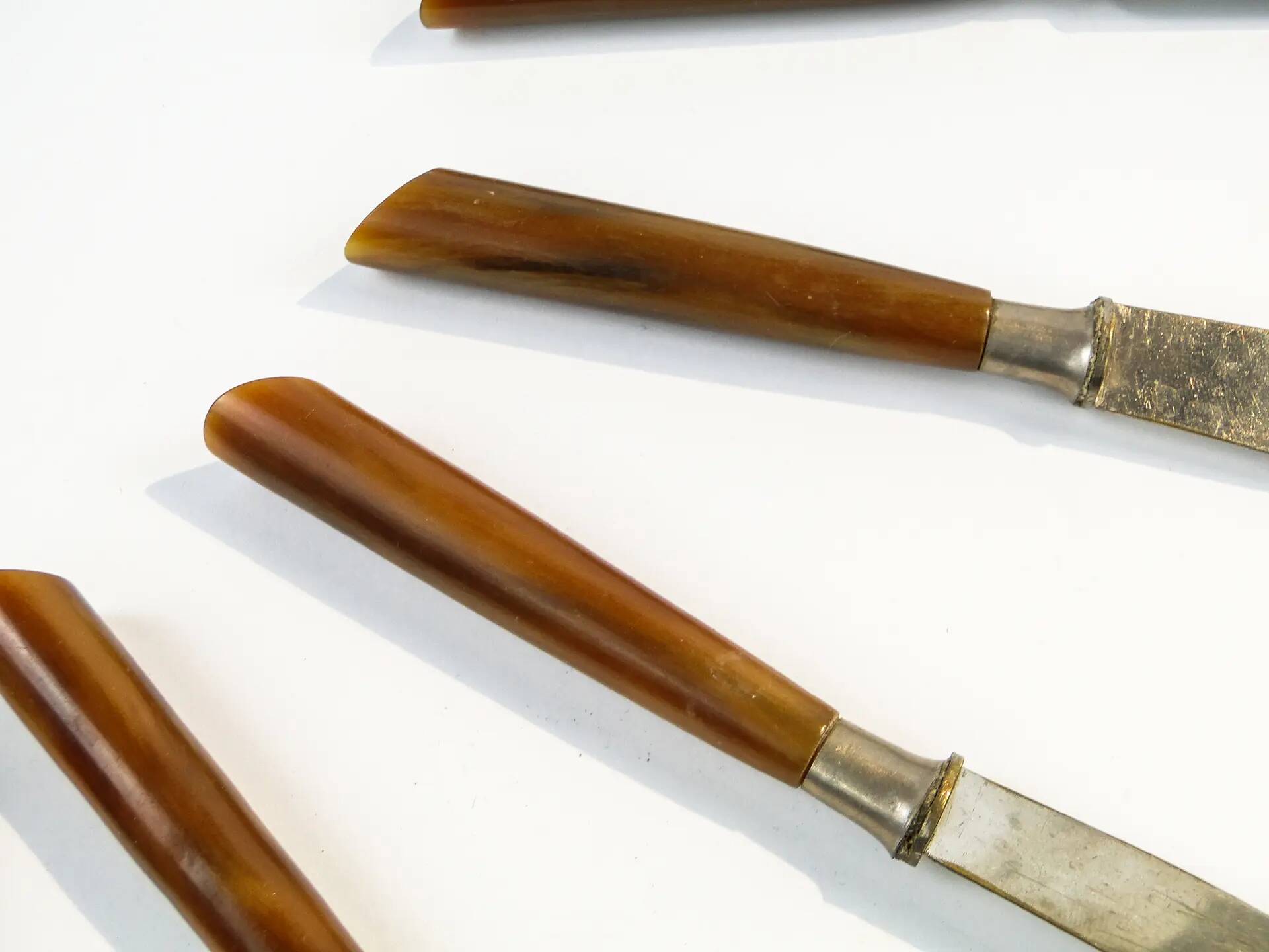 Ensemble de couteaux, style mid-century modern, bakélite marron, Suède, années 1950.