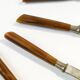 Ensemble de couteaux, style mid-century modern, bakélite marron, Suède, années 1950.