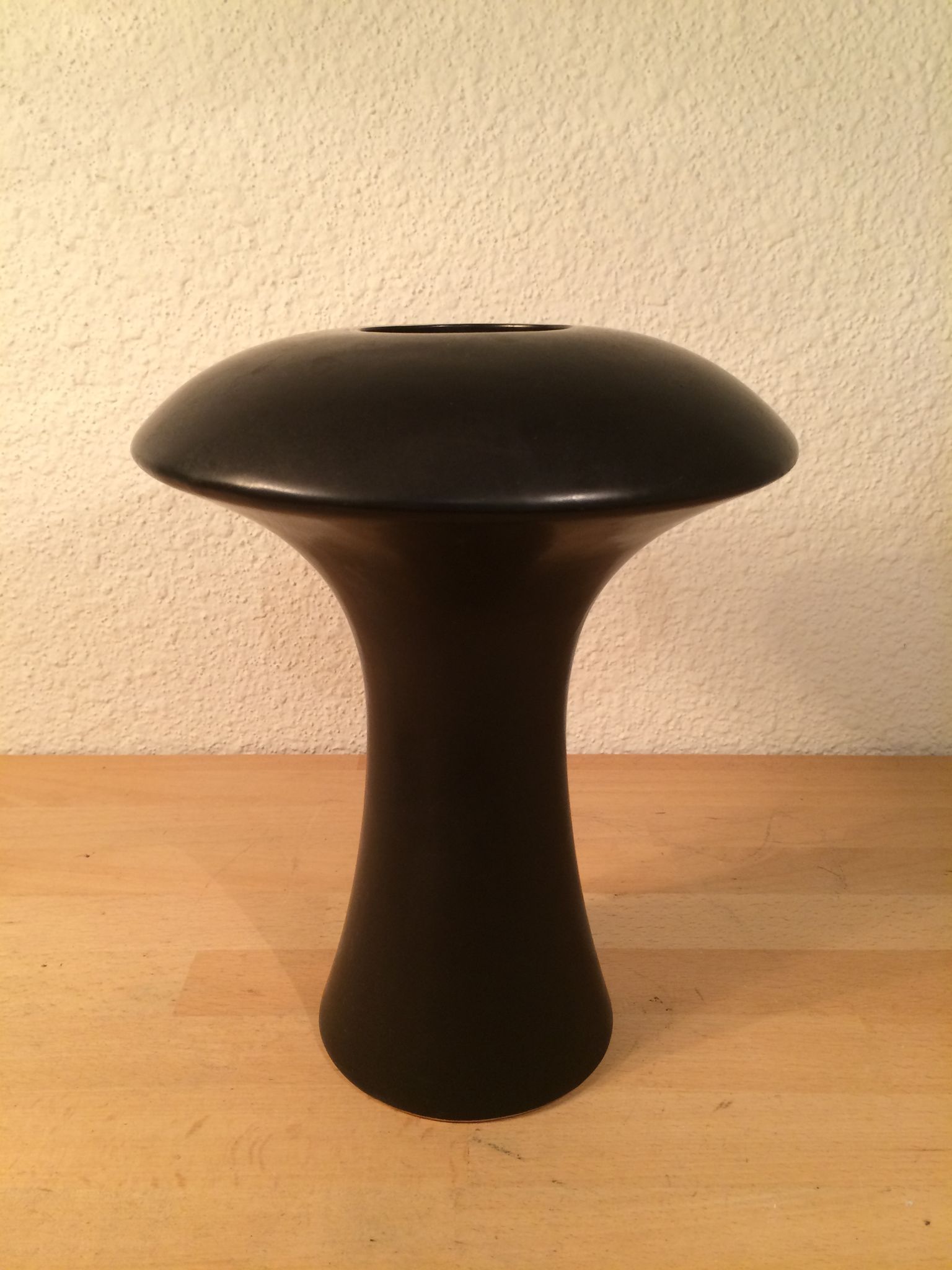 Vase moderniste "champignon" céramique noir