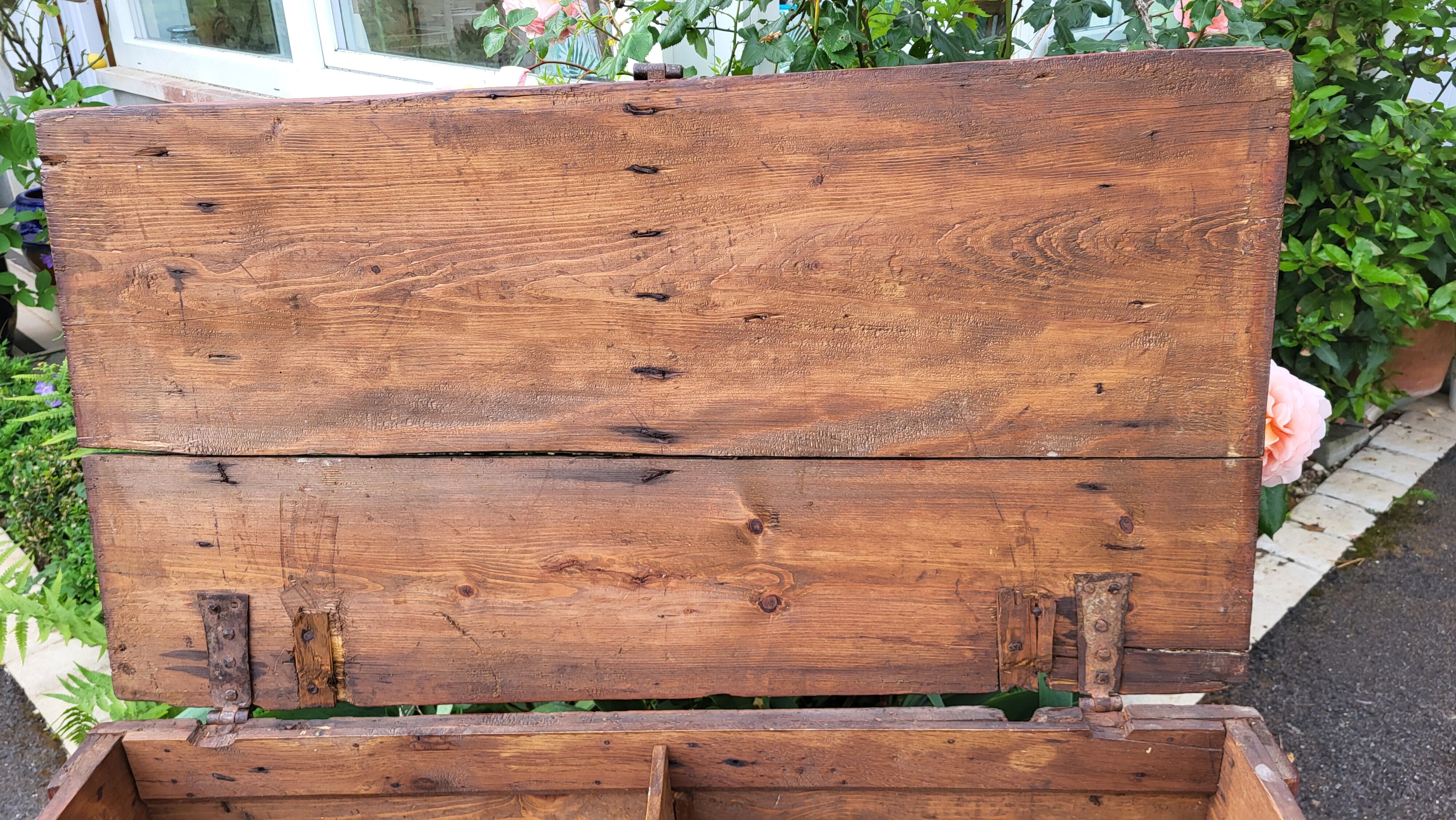 Coffre de mariage ancien en bois peint XIXème