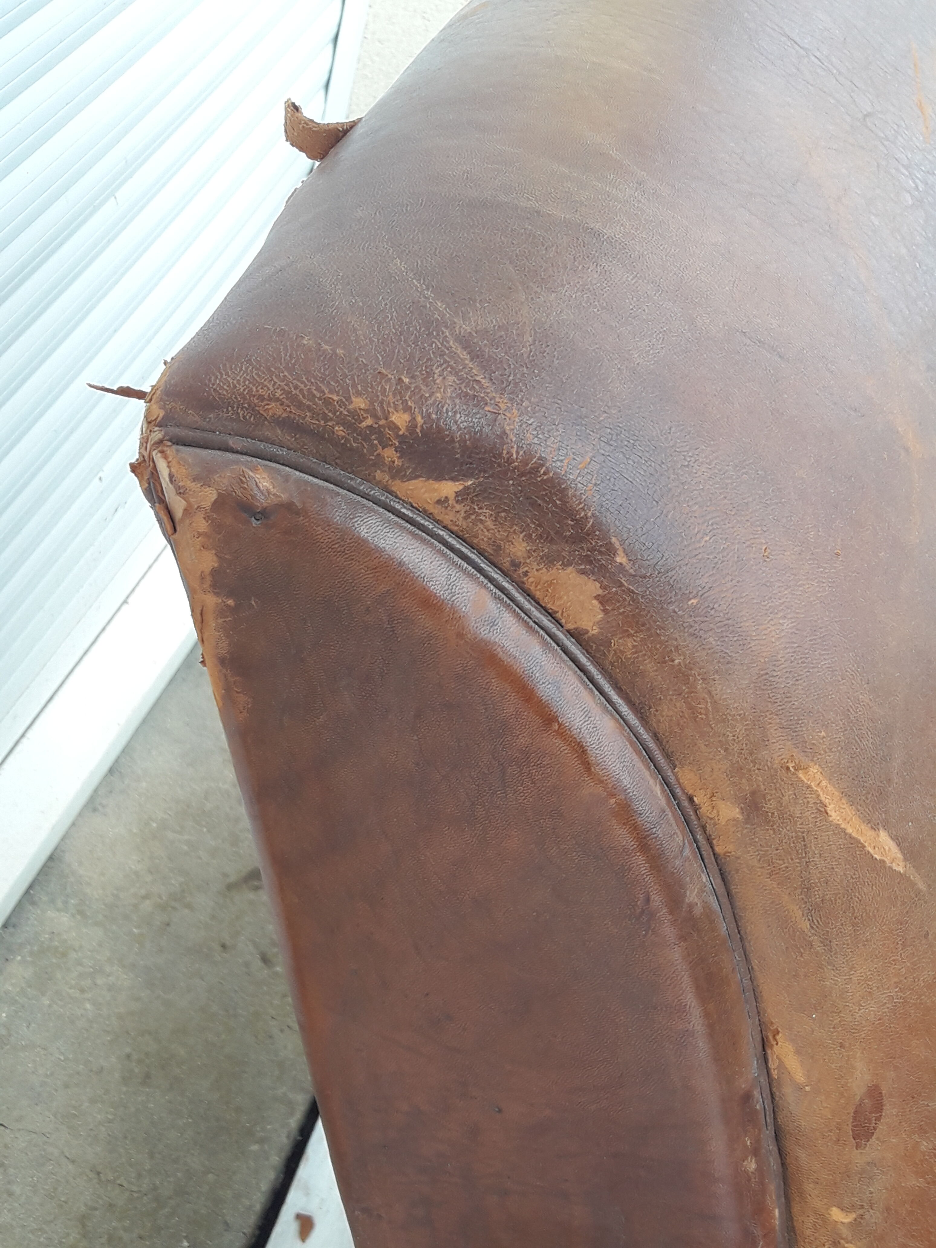 Paire de fauteuils club en cuir marron