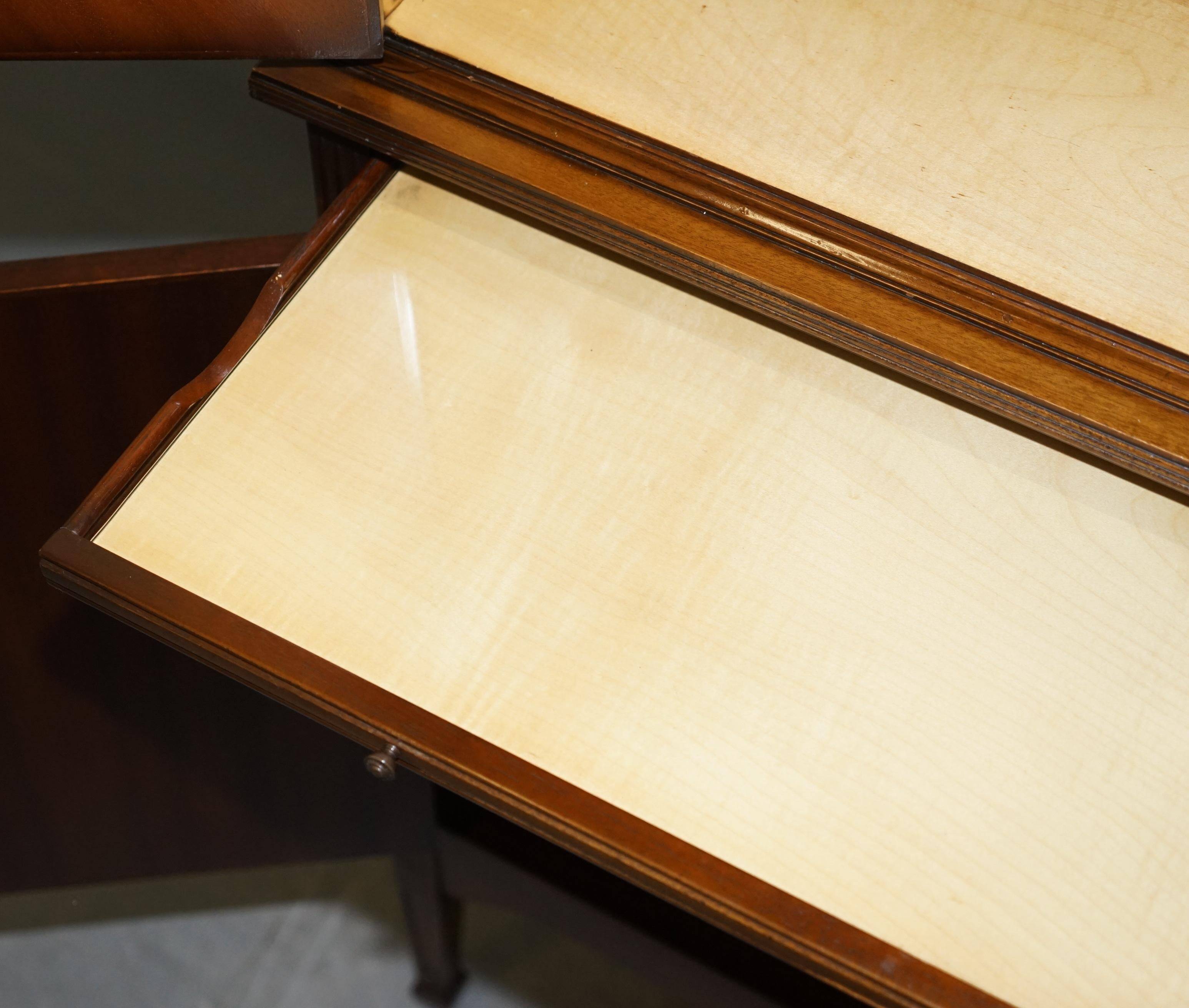 Cabinet à boissons flammé en acajou et satin style Sheraton Revival