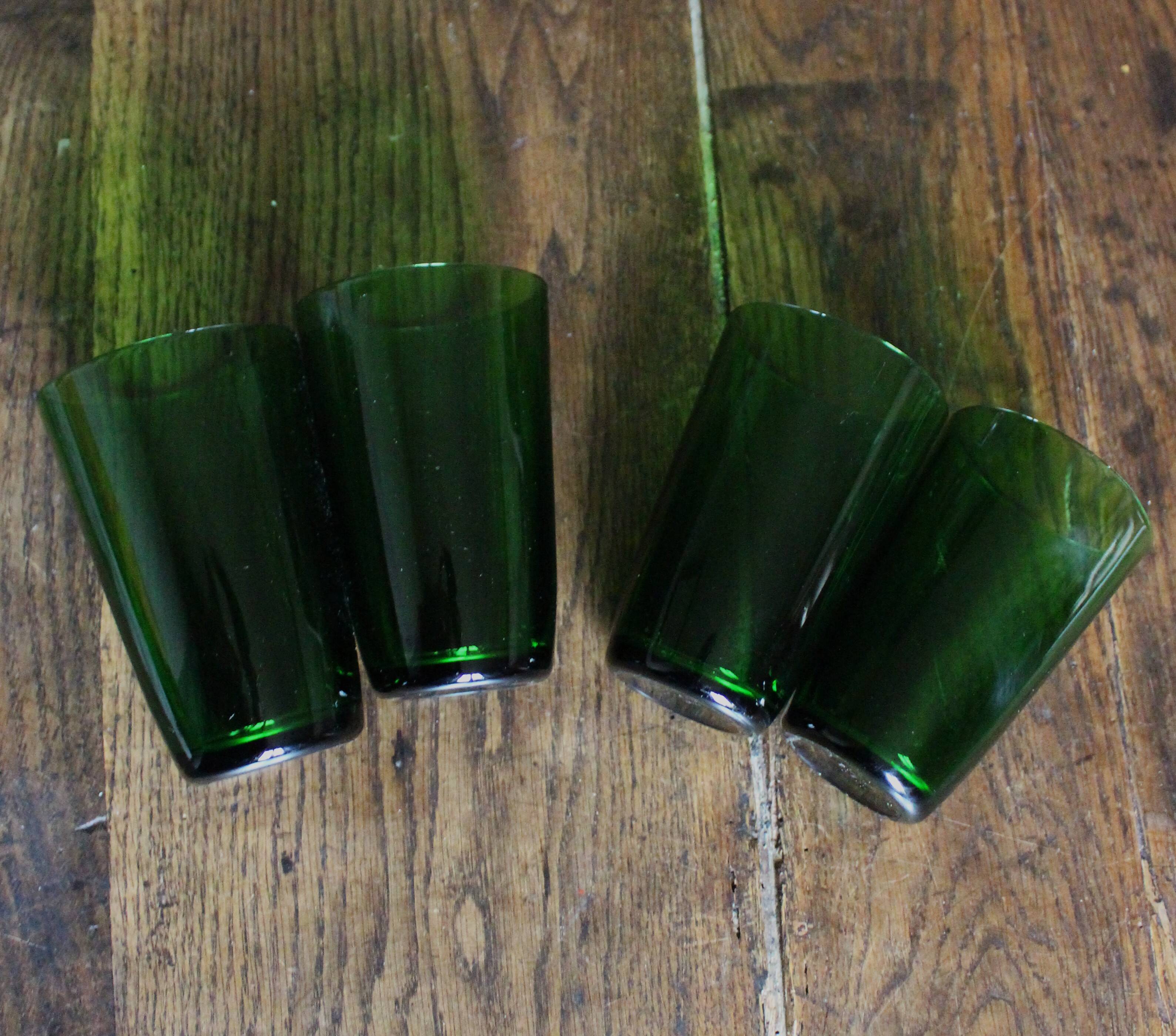 Un lot de 4 grands verres Vereco vert vintage