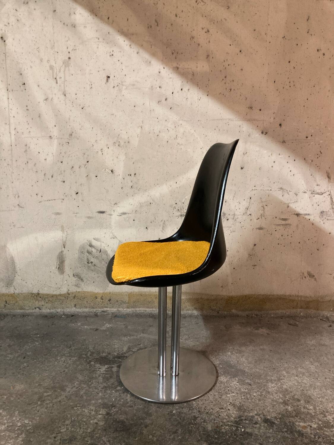 Set of black and yellow tulip chairs