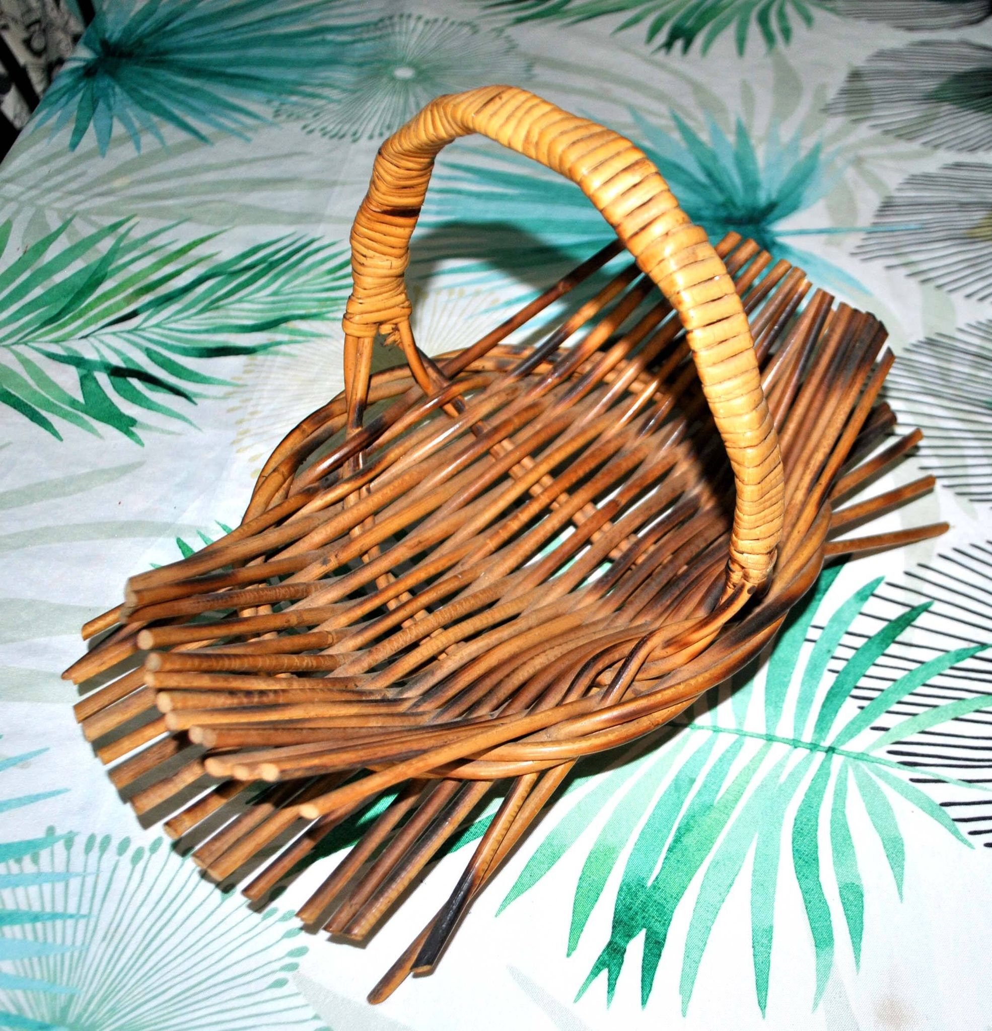Vintage basket with handle in woven rattan 1960-1970 hippie chic decorative pocket