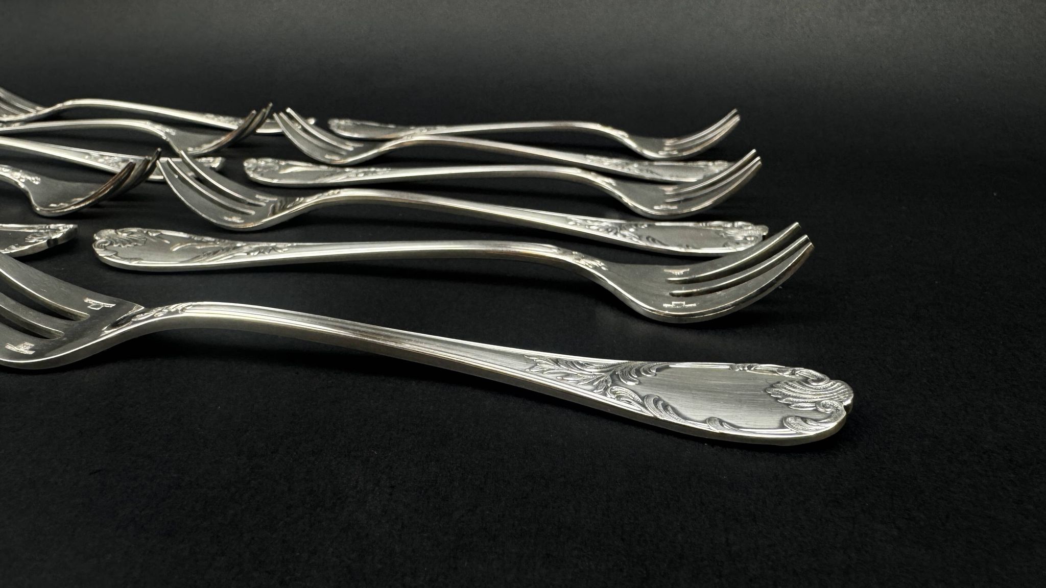 Set of 12 Christofle Marly oyster forks – new in blister pack, sealed original box.