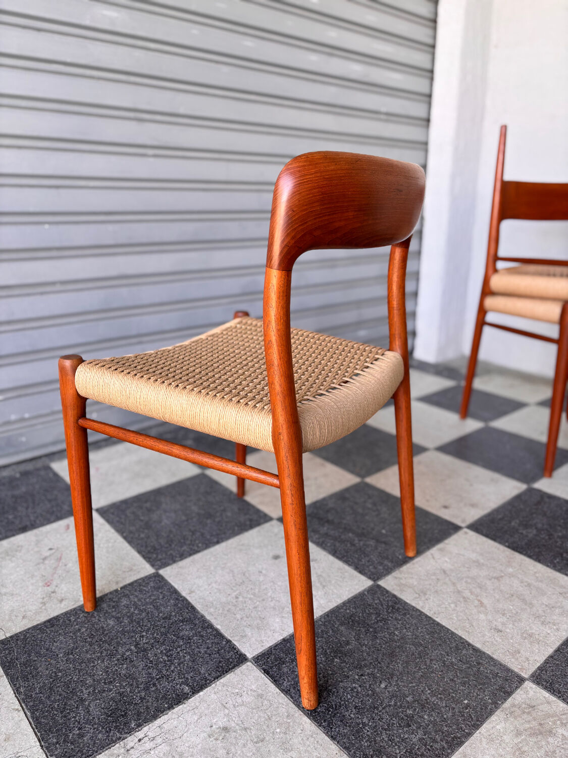 Série de 8 chaises Møller 75