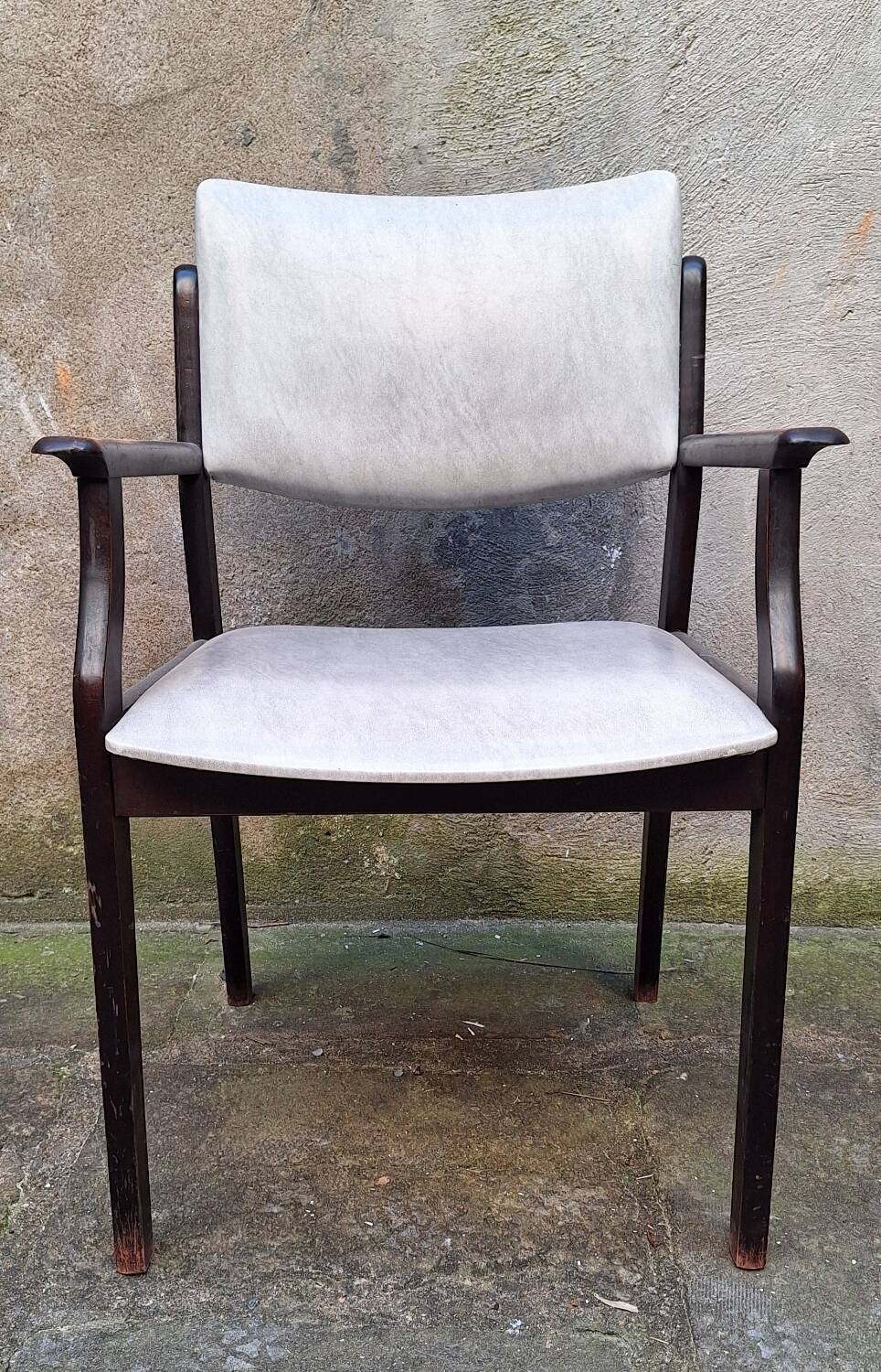 Fauteuil en bois et skaï
