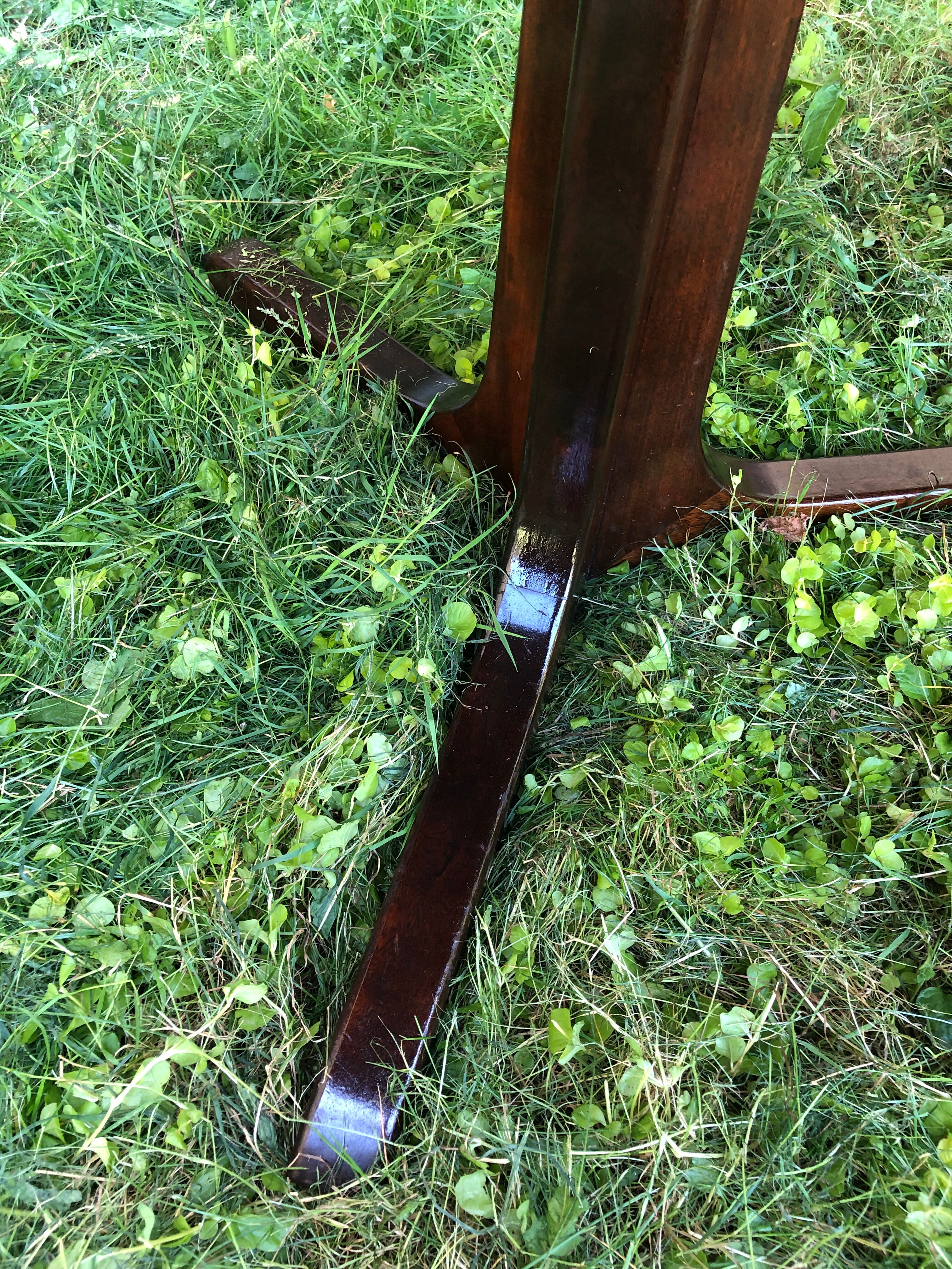 Baumann oval table with extensions