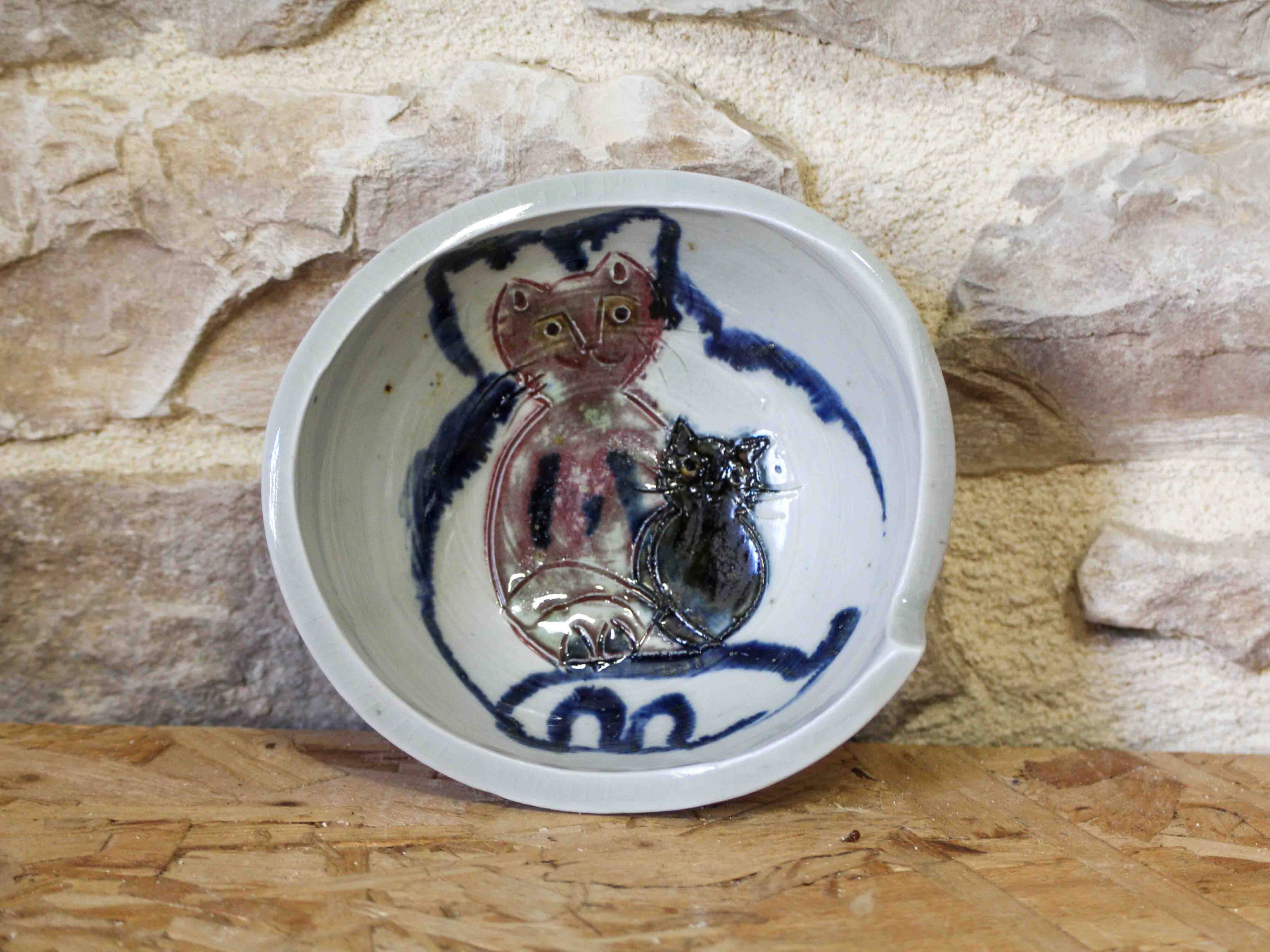 Coupelle en céramique à décor de chats par Annie Maume