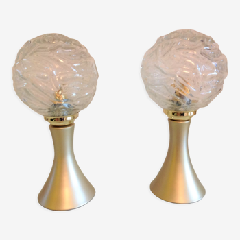 Pair of bedside lamps globe in structured glass and gold metal, vintage 60-70s