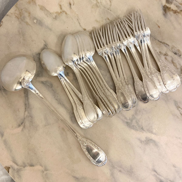 25-piece cutlery set