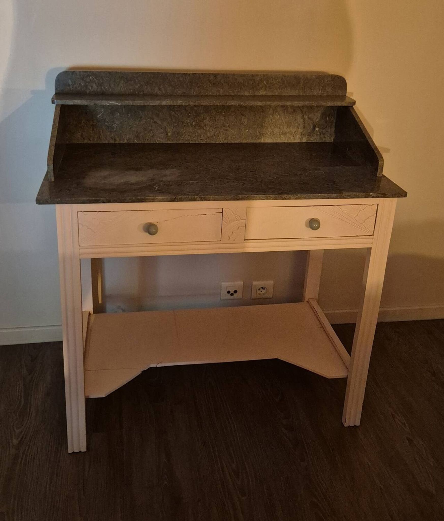 Coiffeuse ancienne relookée