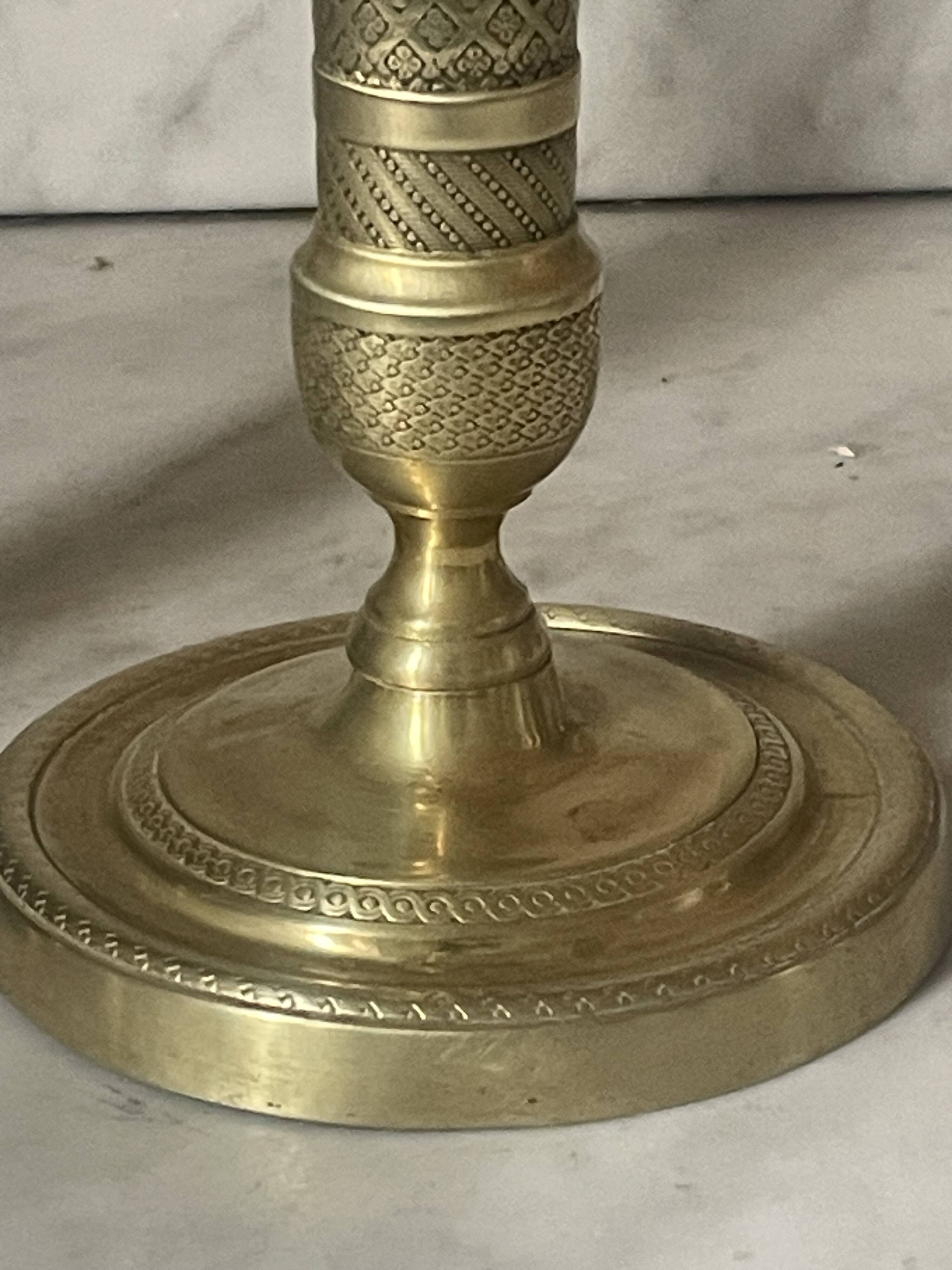 Pair of chiselled brass candlesticks from the 19th century.