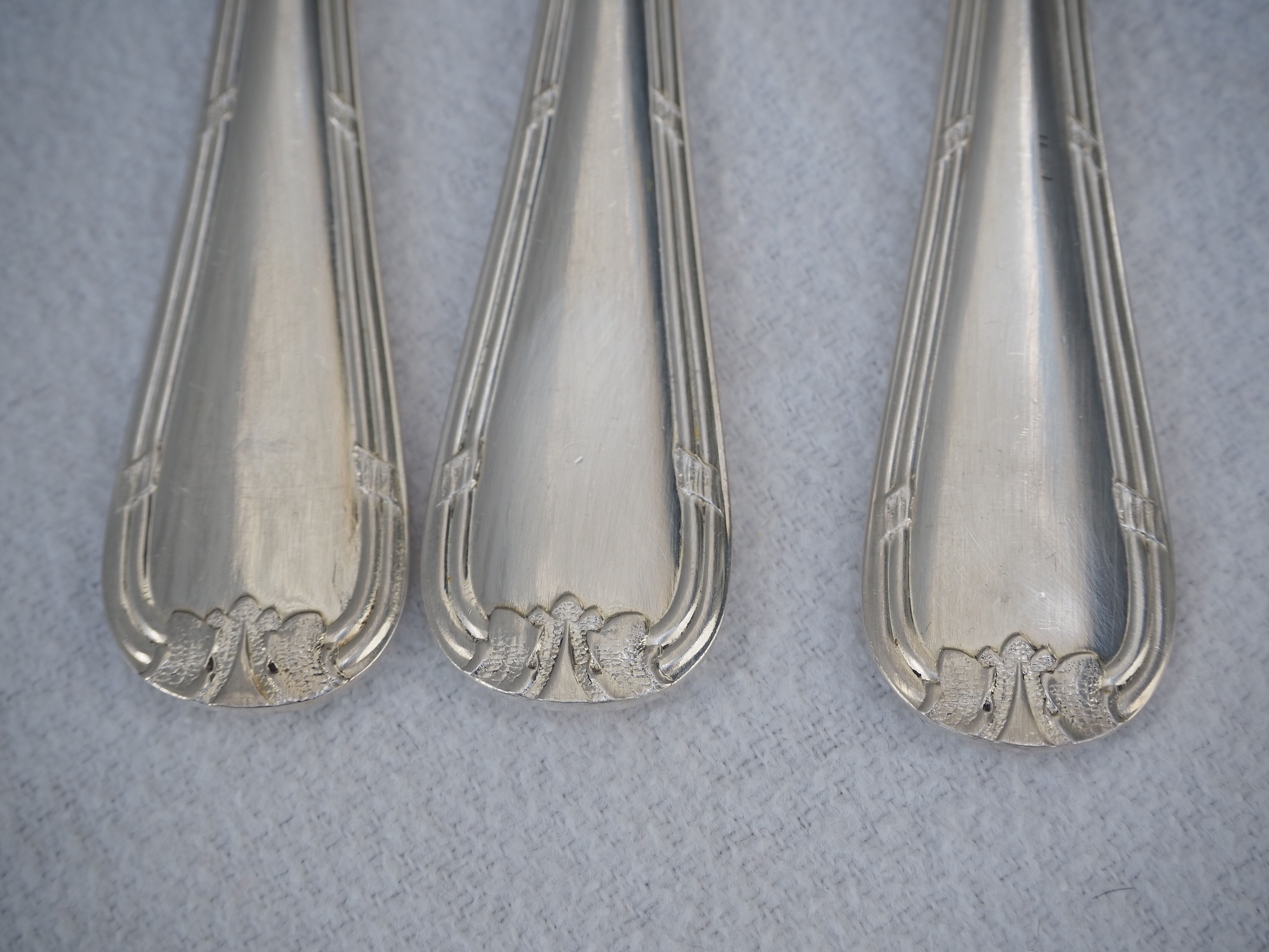 Fish service and its 6 silver-plated cutlery, crossed ribbon model