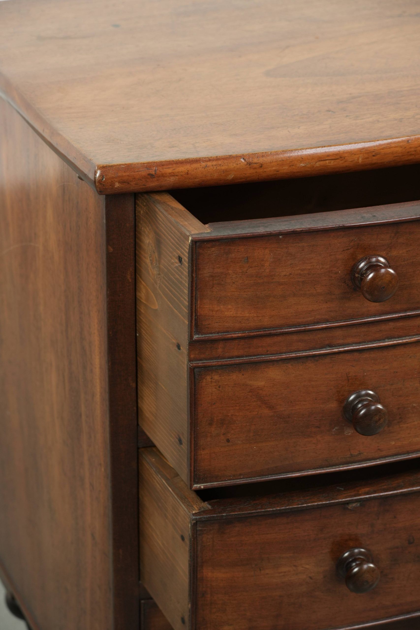 Commode anglaise du 19e siècle en taille subtile et unique.