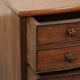 Commode anglaise du 19e siècle en taille subtile et unique.