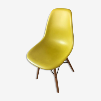 Chaise DSW plastic "sidechair" par Charles et Ray Eames, réédition Vitra 2012