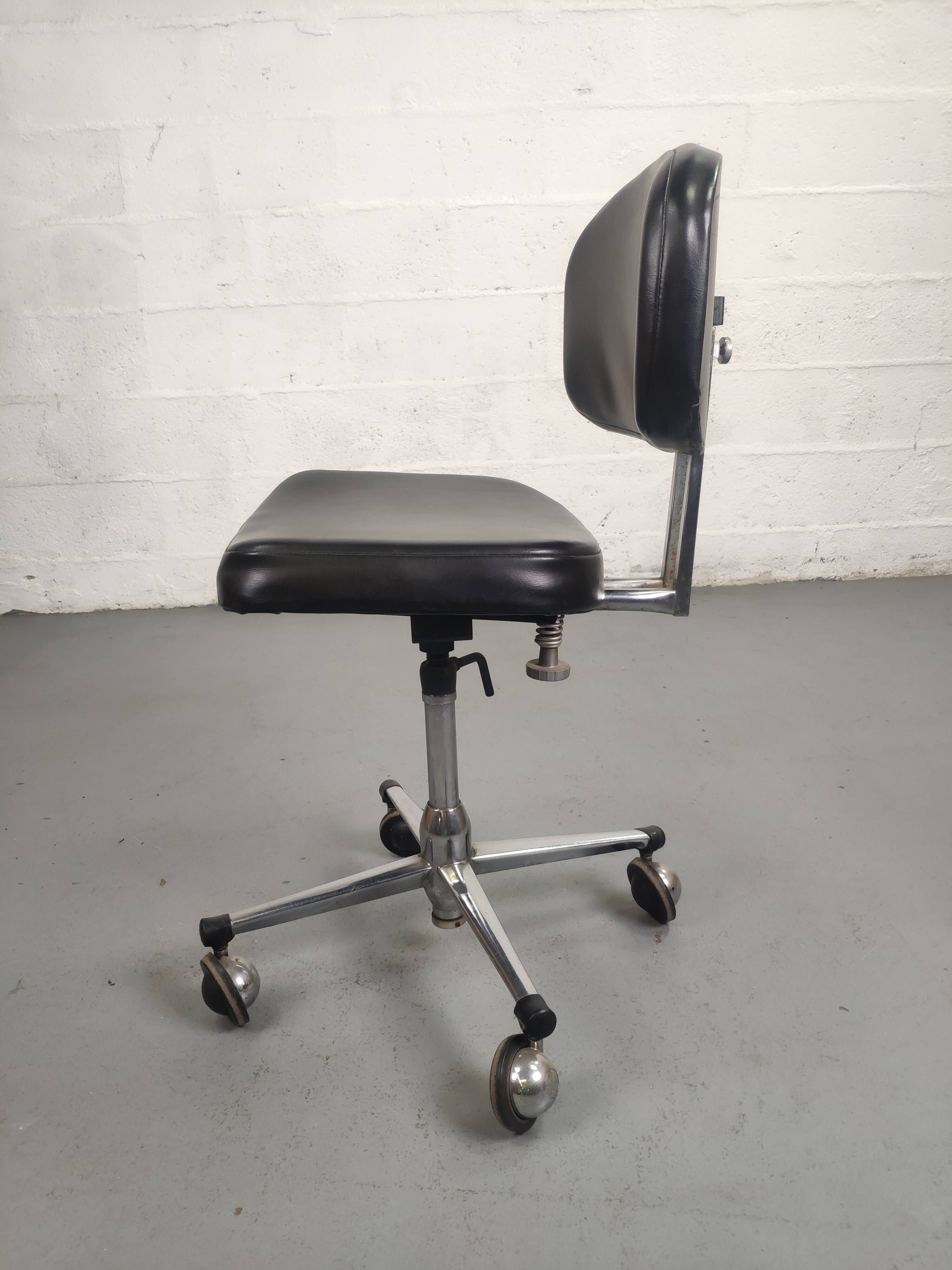 Chaise de bureau industrielle vintage à roulette skaï noir et chrome