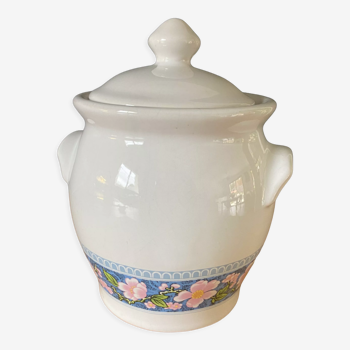 Porcelain pot