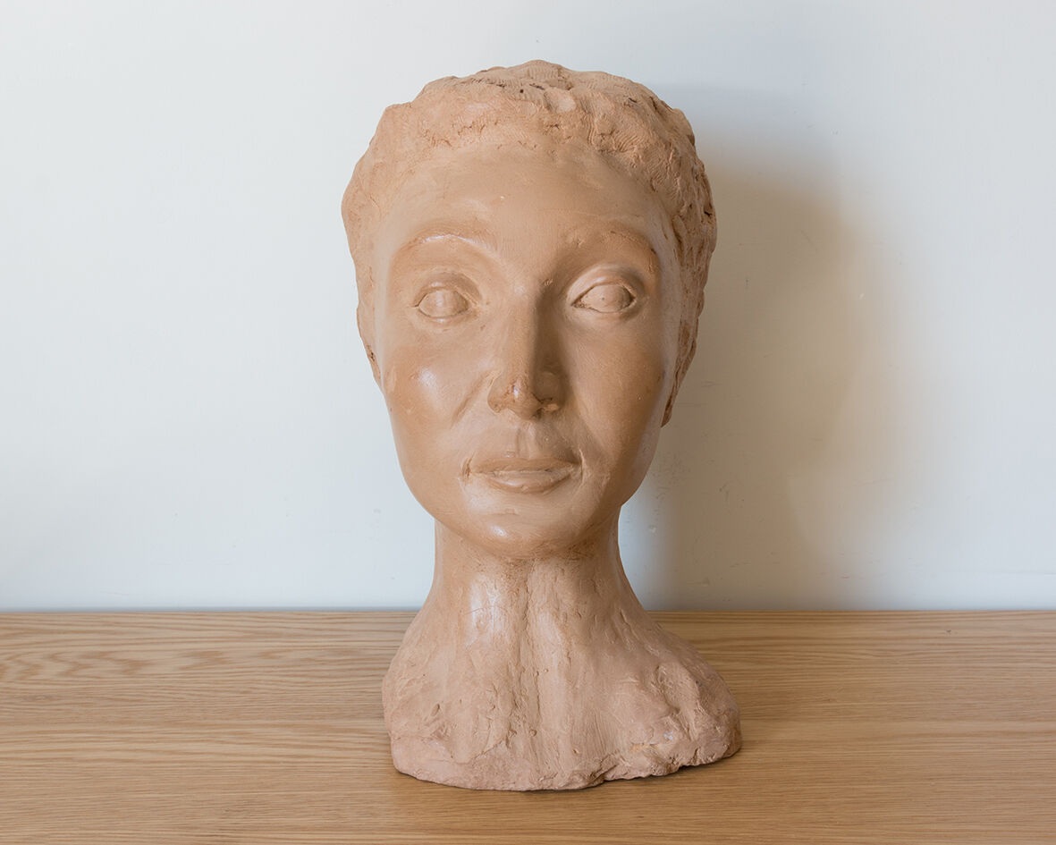 Buste de femme en terre cuite