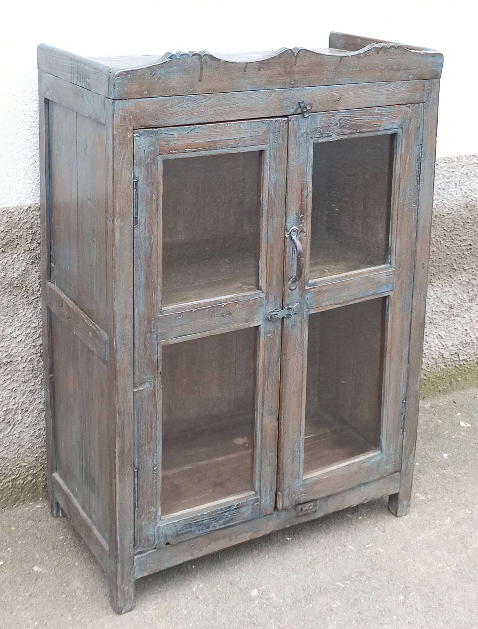 Petite armoire vitrée en bois