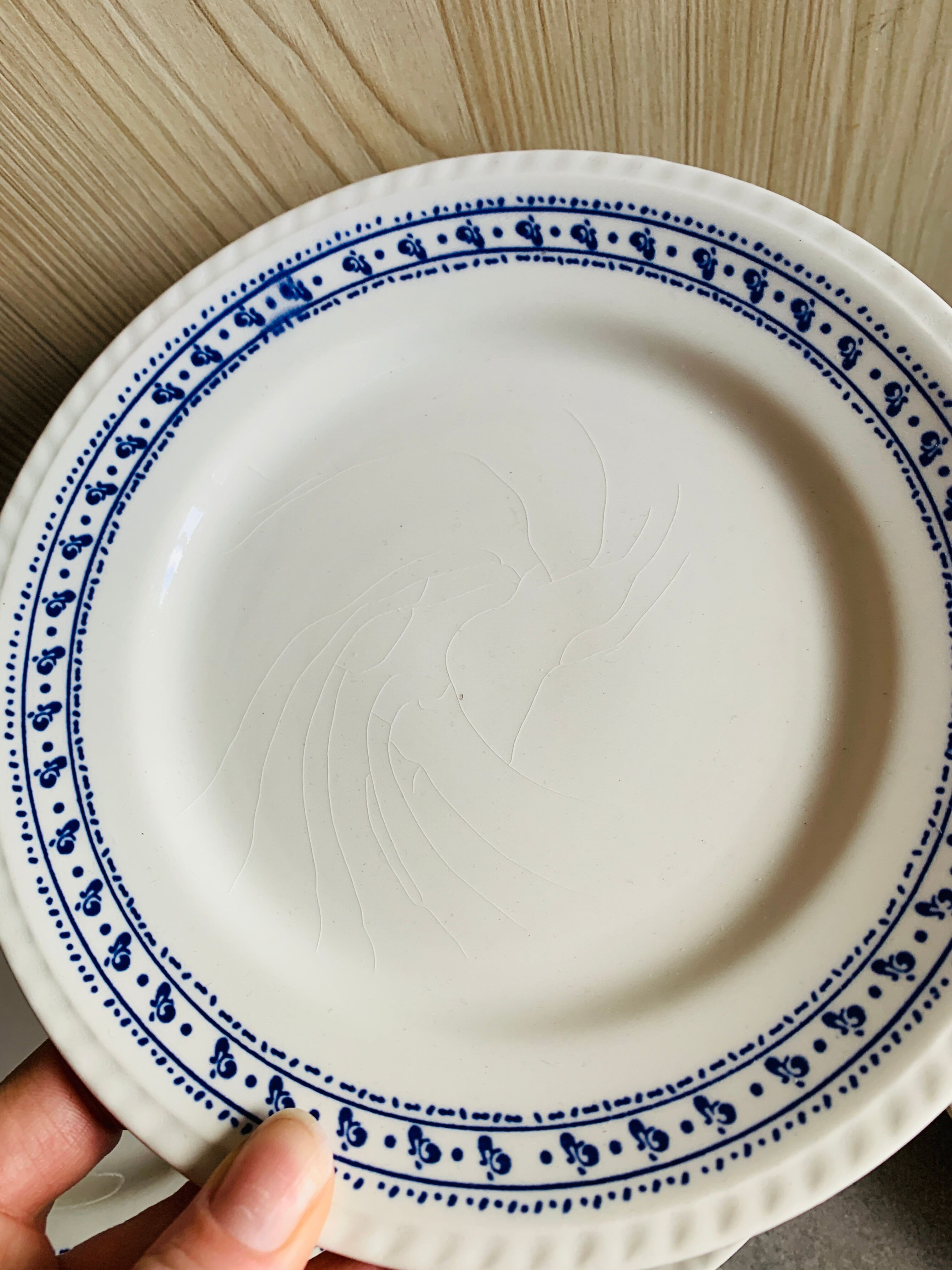 Assiettes blanche vintage à décor bleu