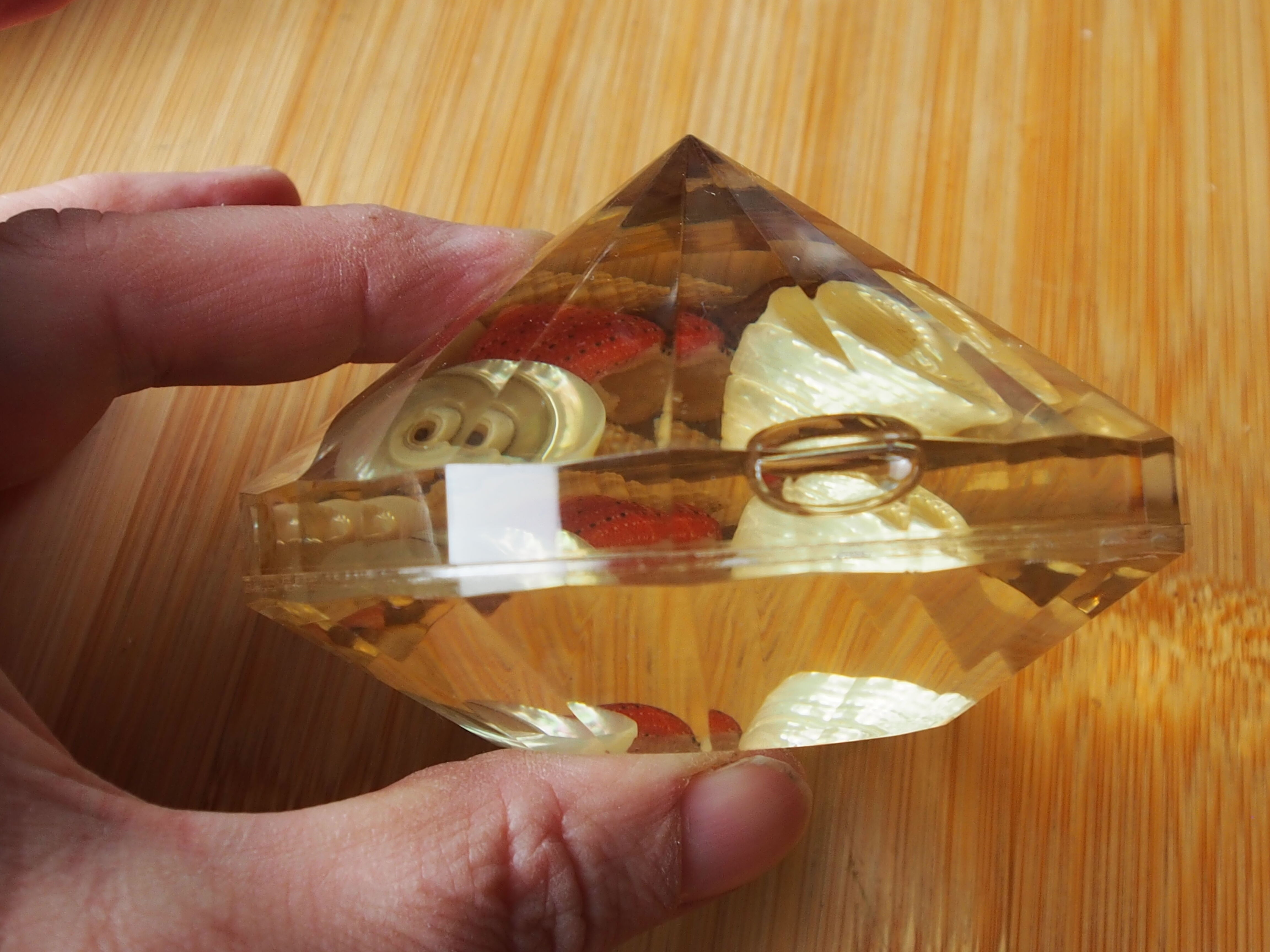 Resin clipboard with inclusion of shells, diamond-shaped