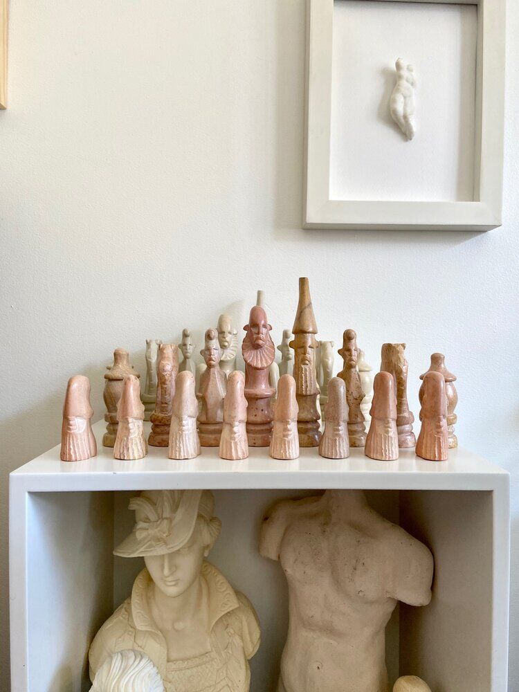 32 stone chess pieces