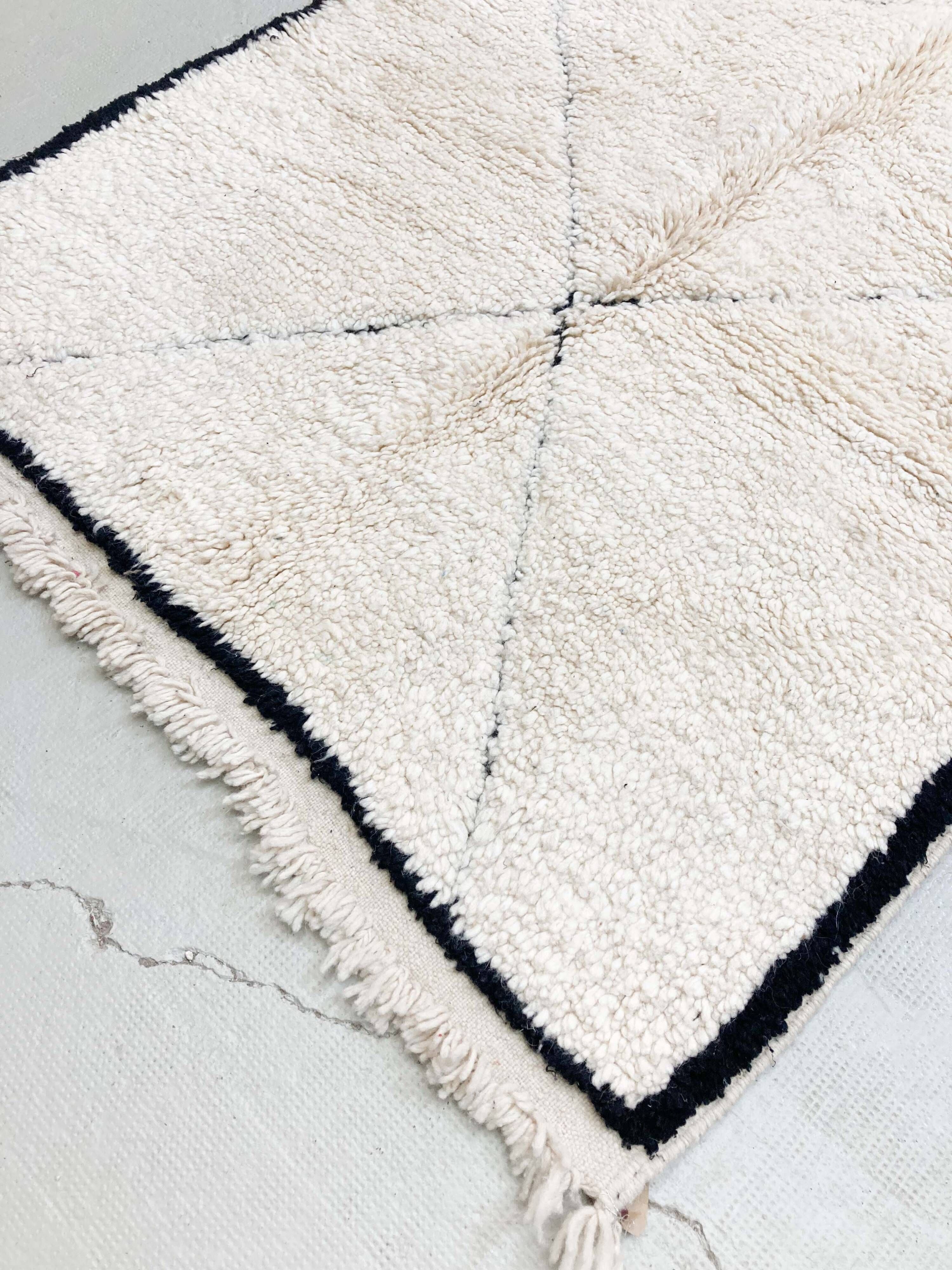 Beni Ouarain Moroccan Berber carpet with diamonds engraved in the weft 2.18x1.21m