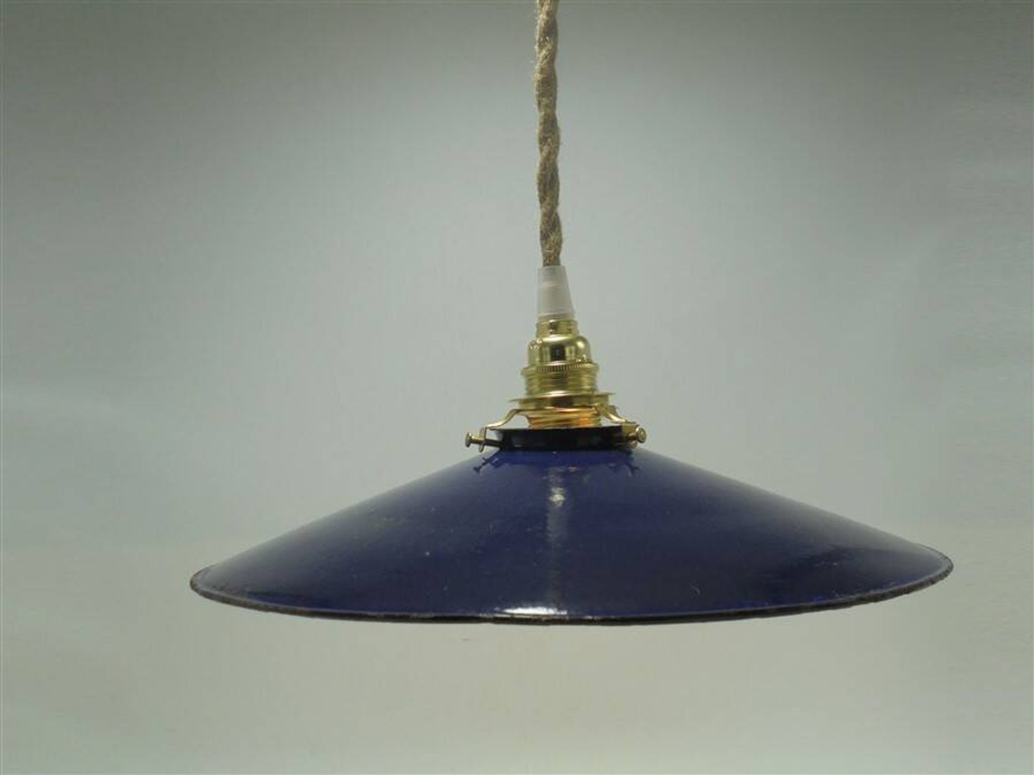 Enamelled sheet metal suspension