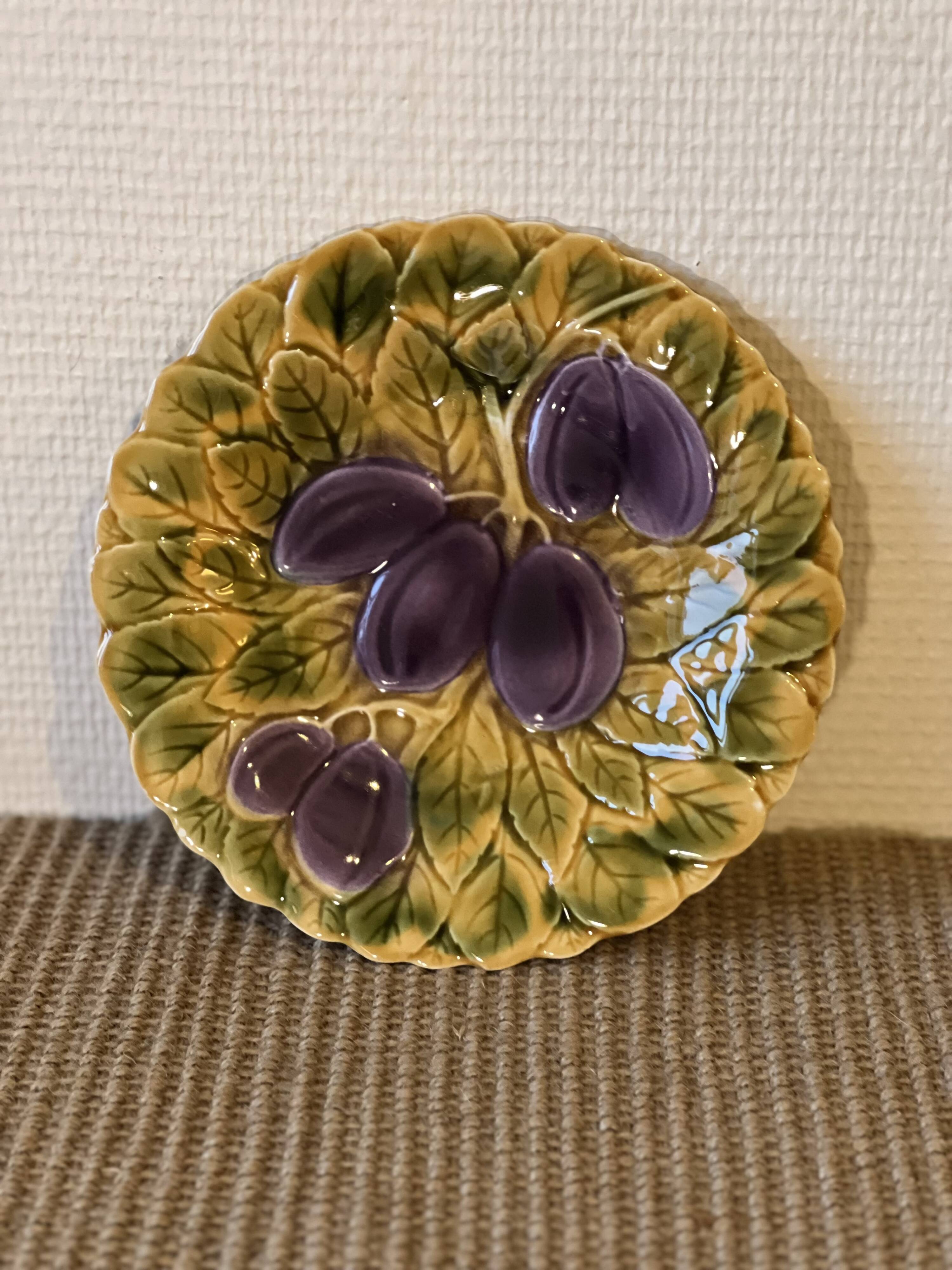 Set of 8 dessert plates in Sarreguemines slip