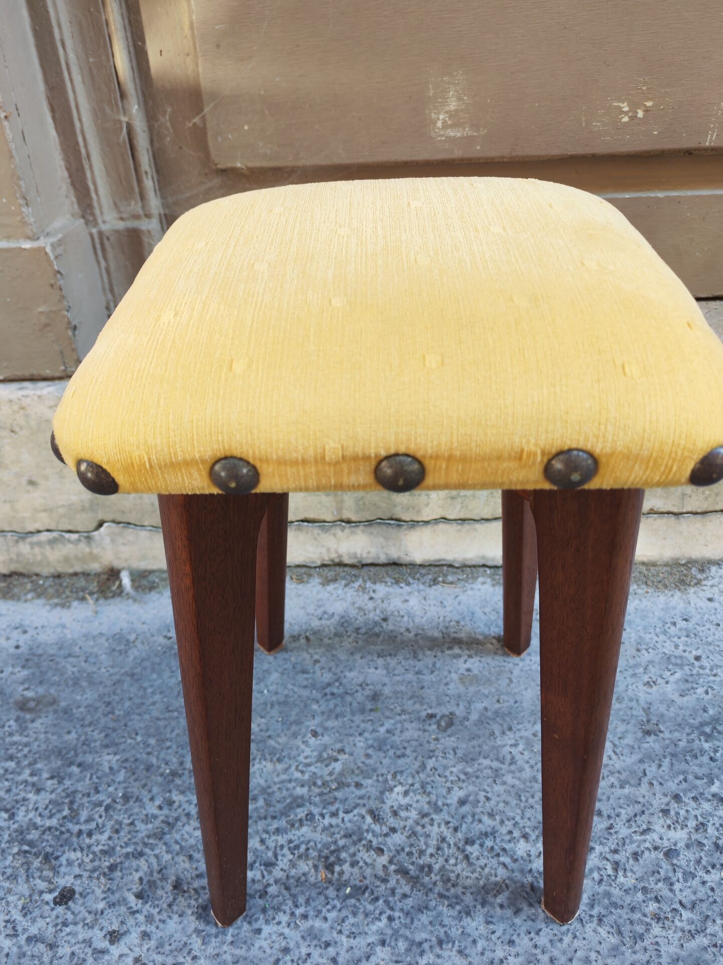 Petit tabouret en bois et tapisserie