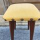 Petit tabouret en bois et tapisserie