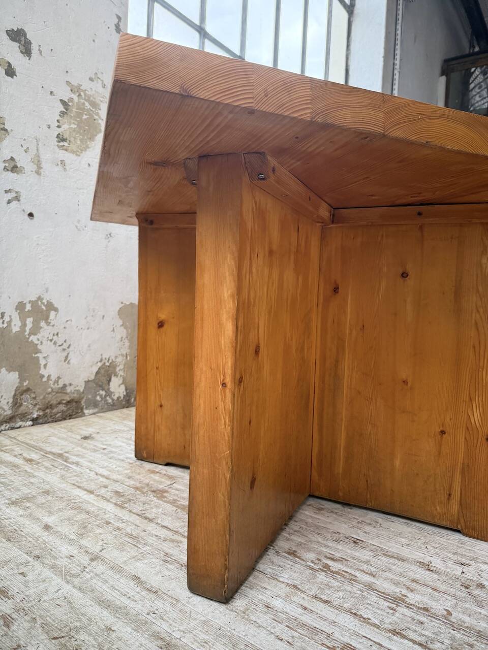 Table carrée moderniste en pin massif, années 50