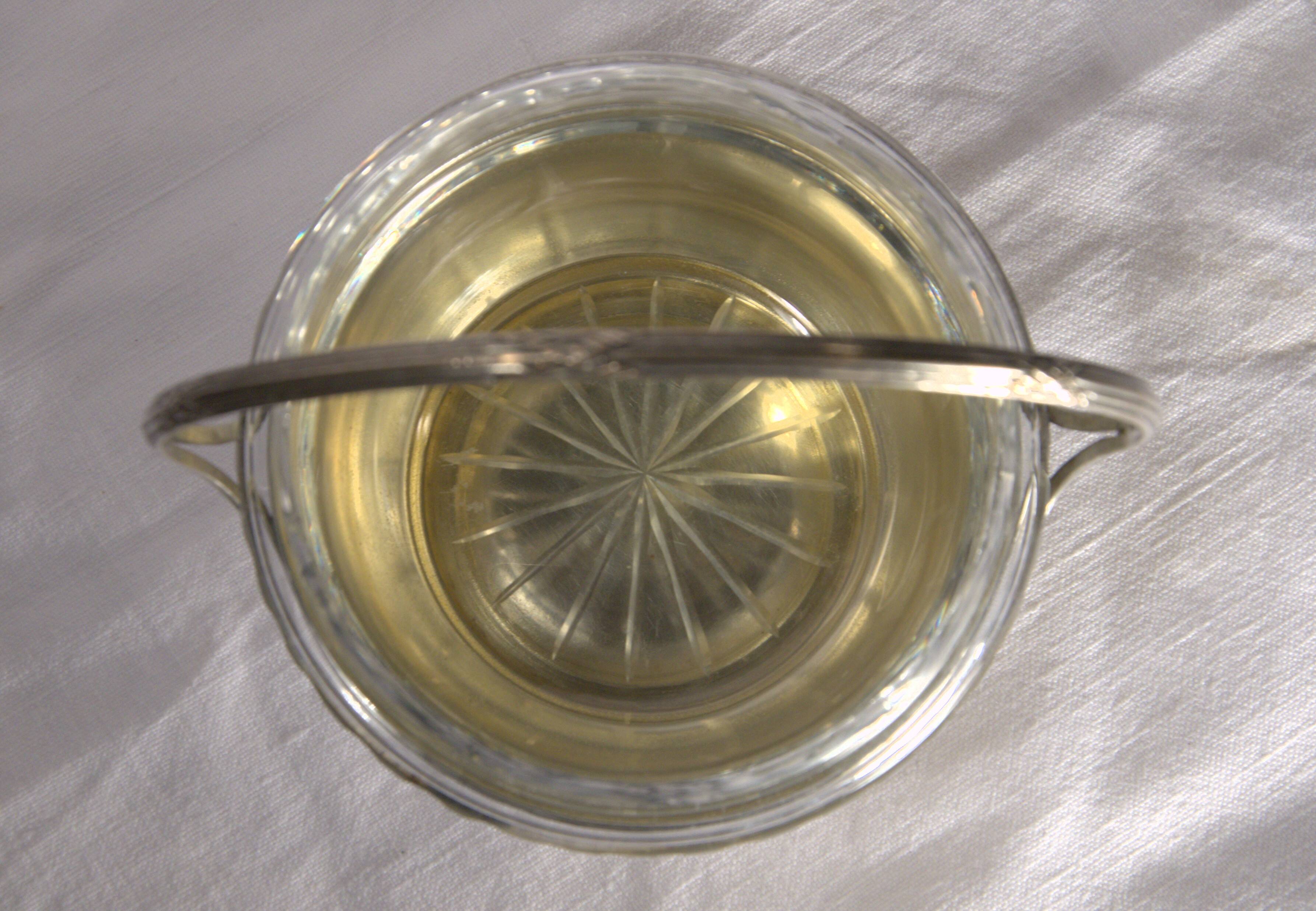 Small cut glass bowl with a handle in silver-plated metal, 13x14cm, early 20th century.