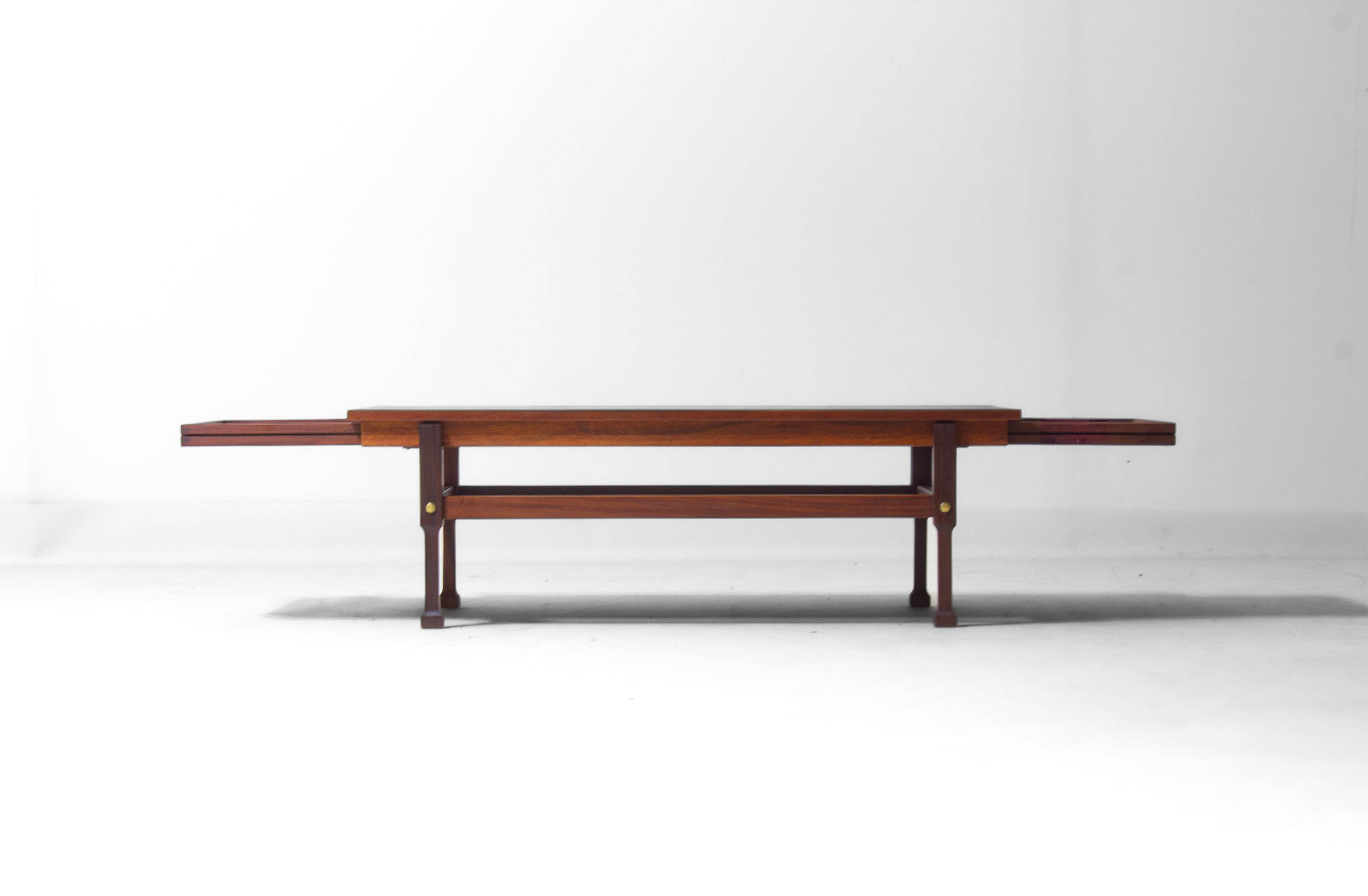 Table basse italienne en teck avec tiroirs cachés, années 1960.