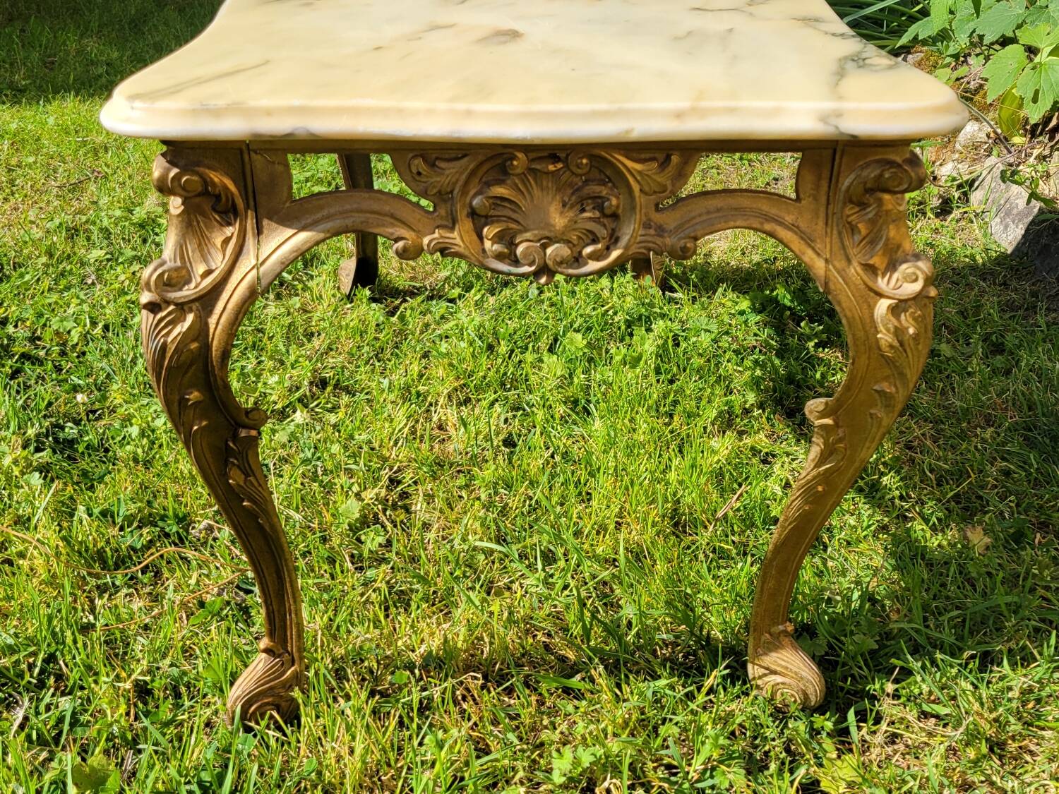 Louis XV coffee table in white Carrara marble with a gilded bronze base.